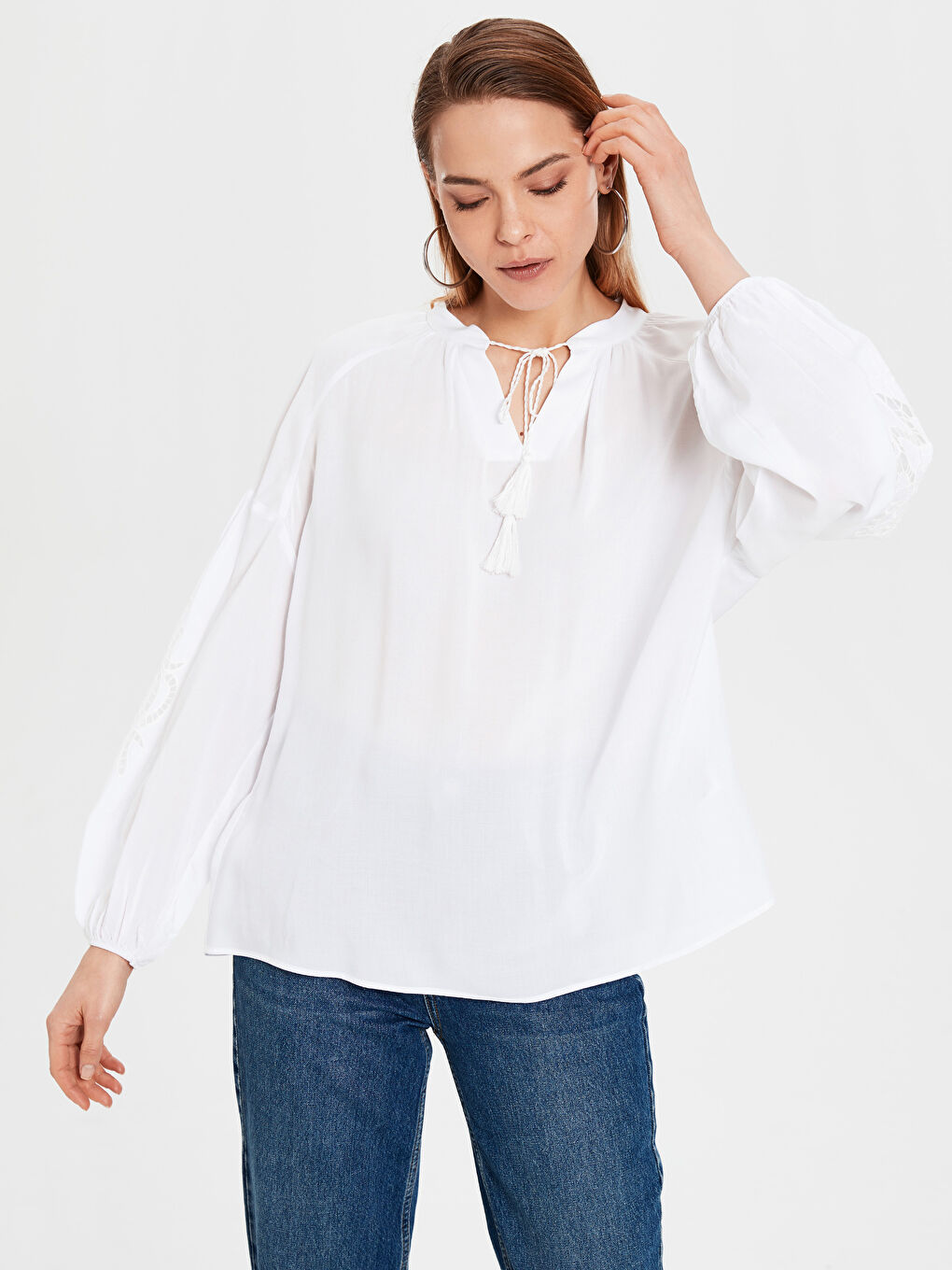 Beyaz Yakası Bağlamalı Nakış Detaylı Balon Kollu Viskon Kadın Bluz