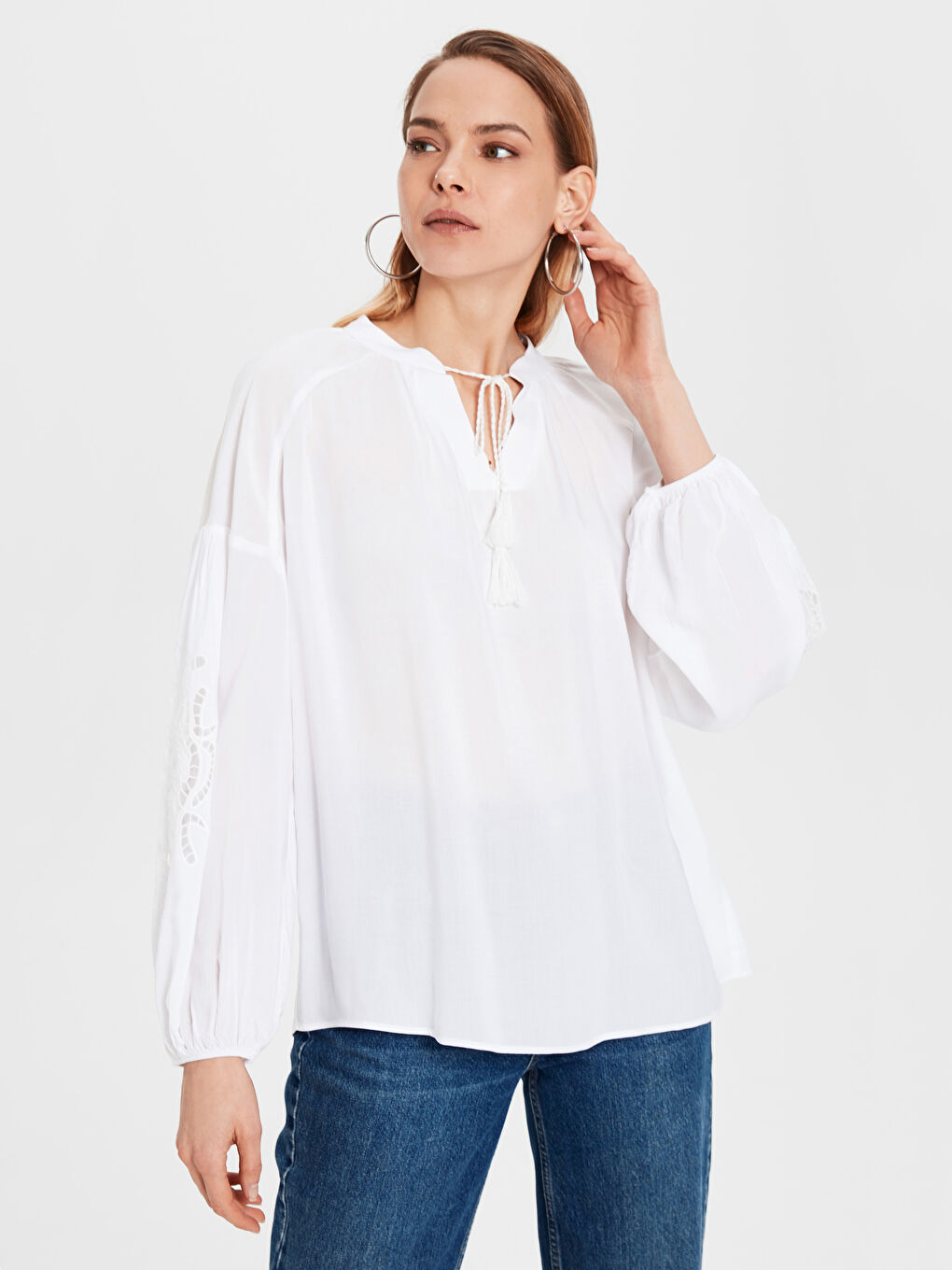 Beyaz Yakası Bağlamalı Nakış Detaylı Balon Kollu Viskon Kadın Bluz-1