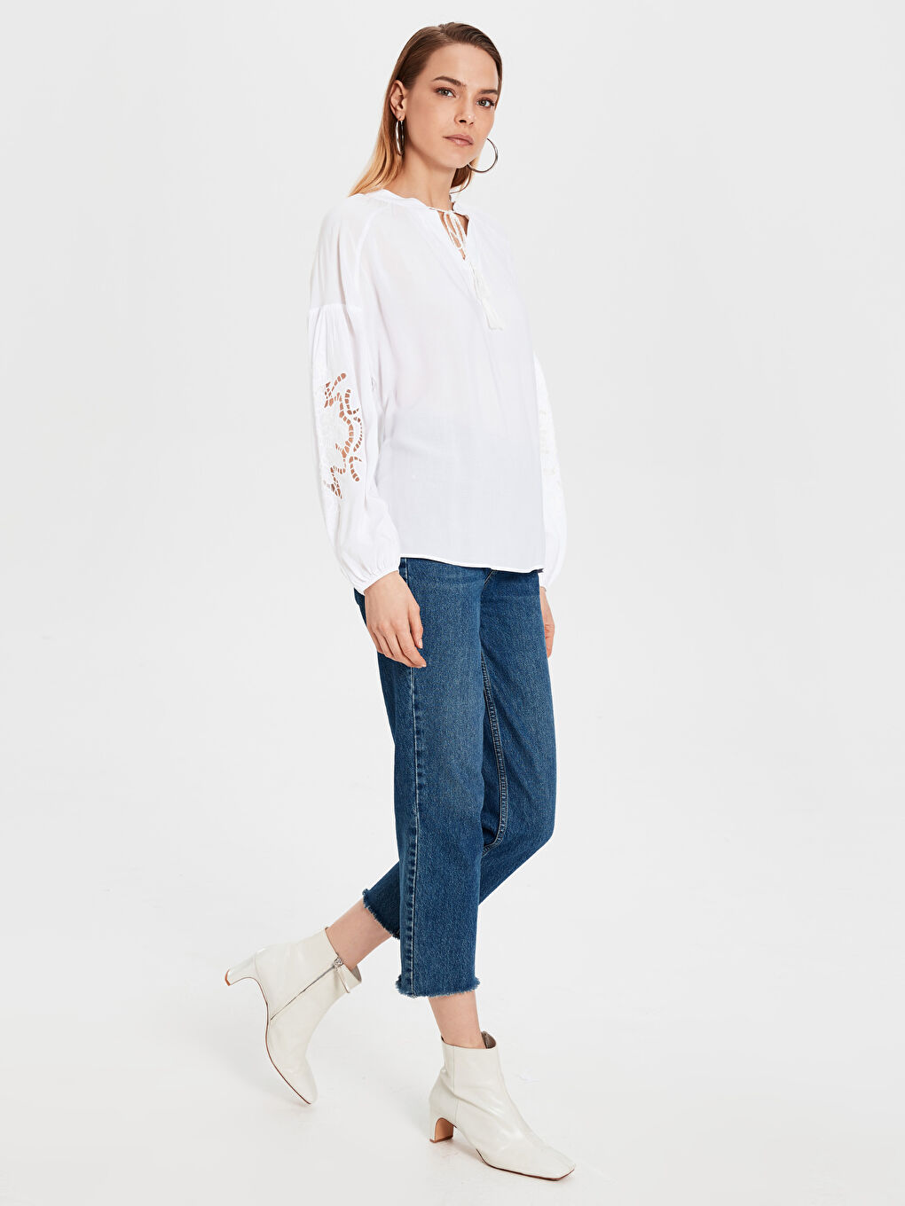 Beyaz Yakası Bağlamalı Nakış Detaylı Balon Kollu Viskon Kadın Bluz-3