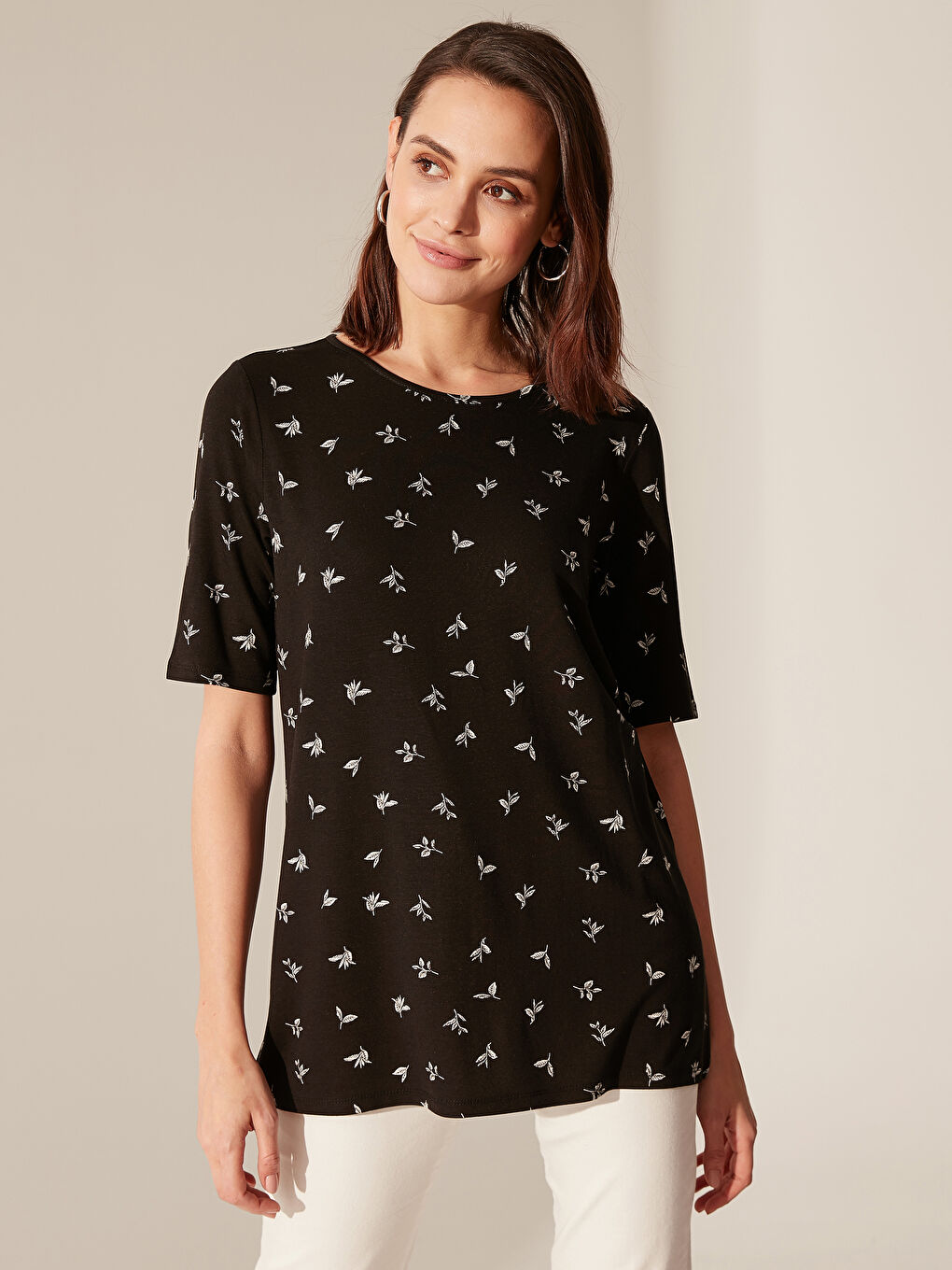 Siyah Desenli Viskon Kısa Kollu Kadın Tişört-1