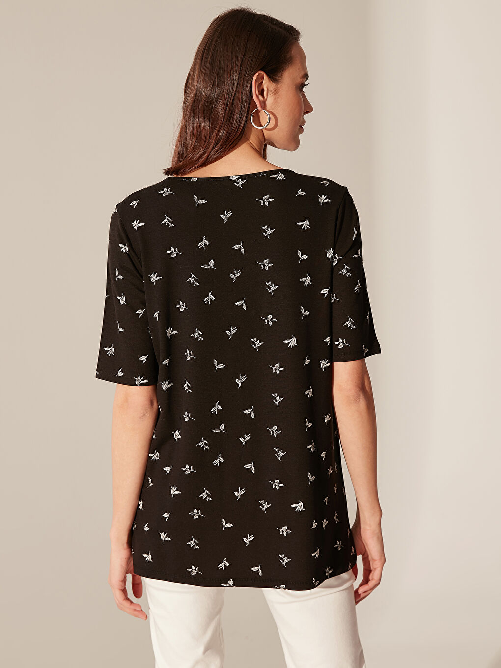 Siyah Desenli Viskon Kısa Kollu Kadın Tişört-2