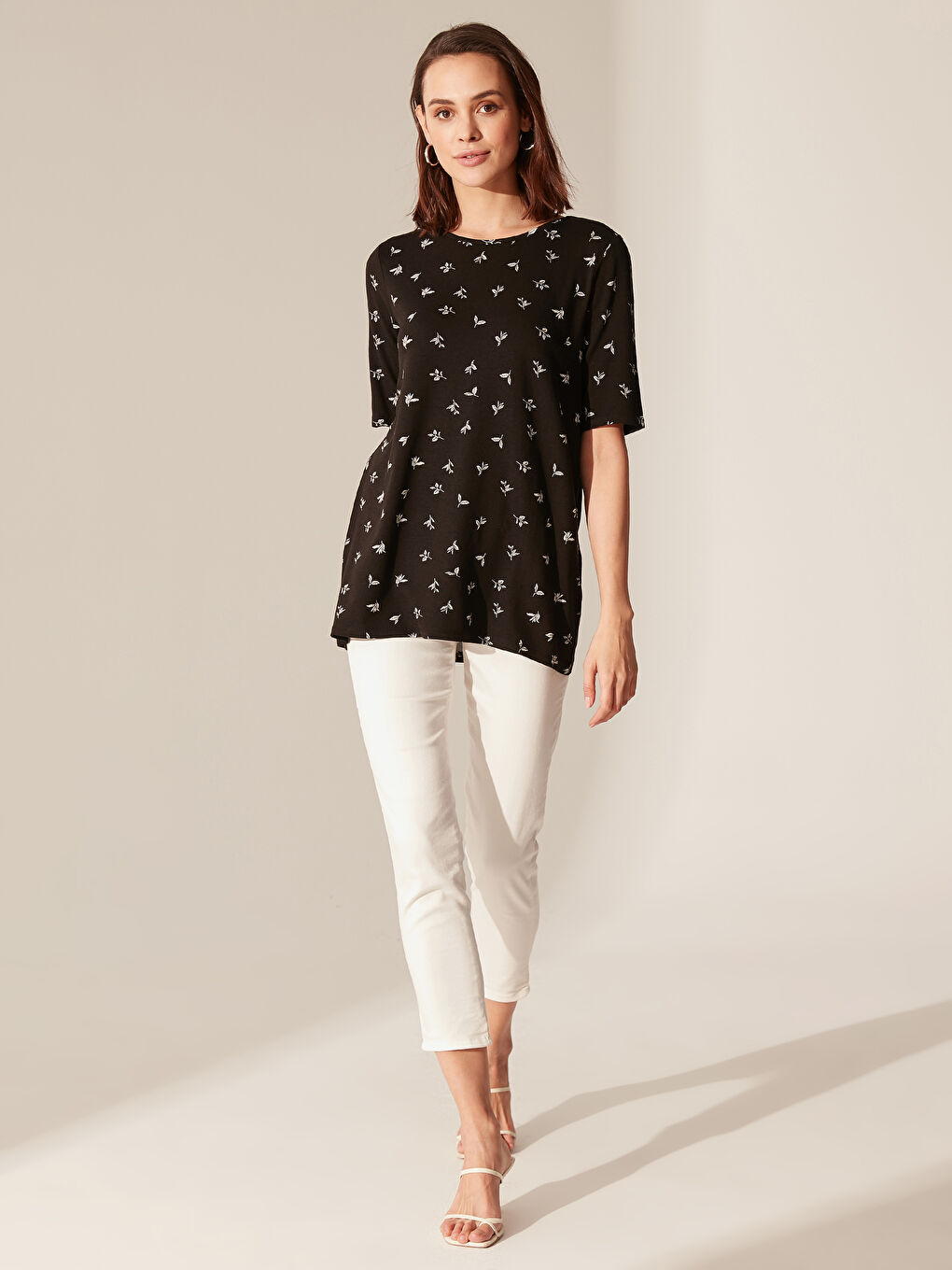 Siyah Desenli Viskon Kısa Kollu Kadın Tişört-3