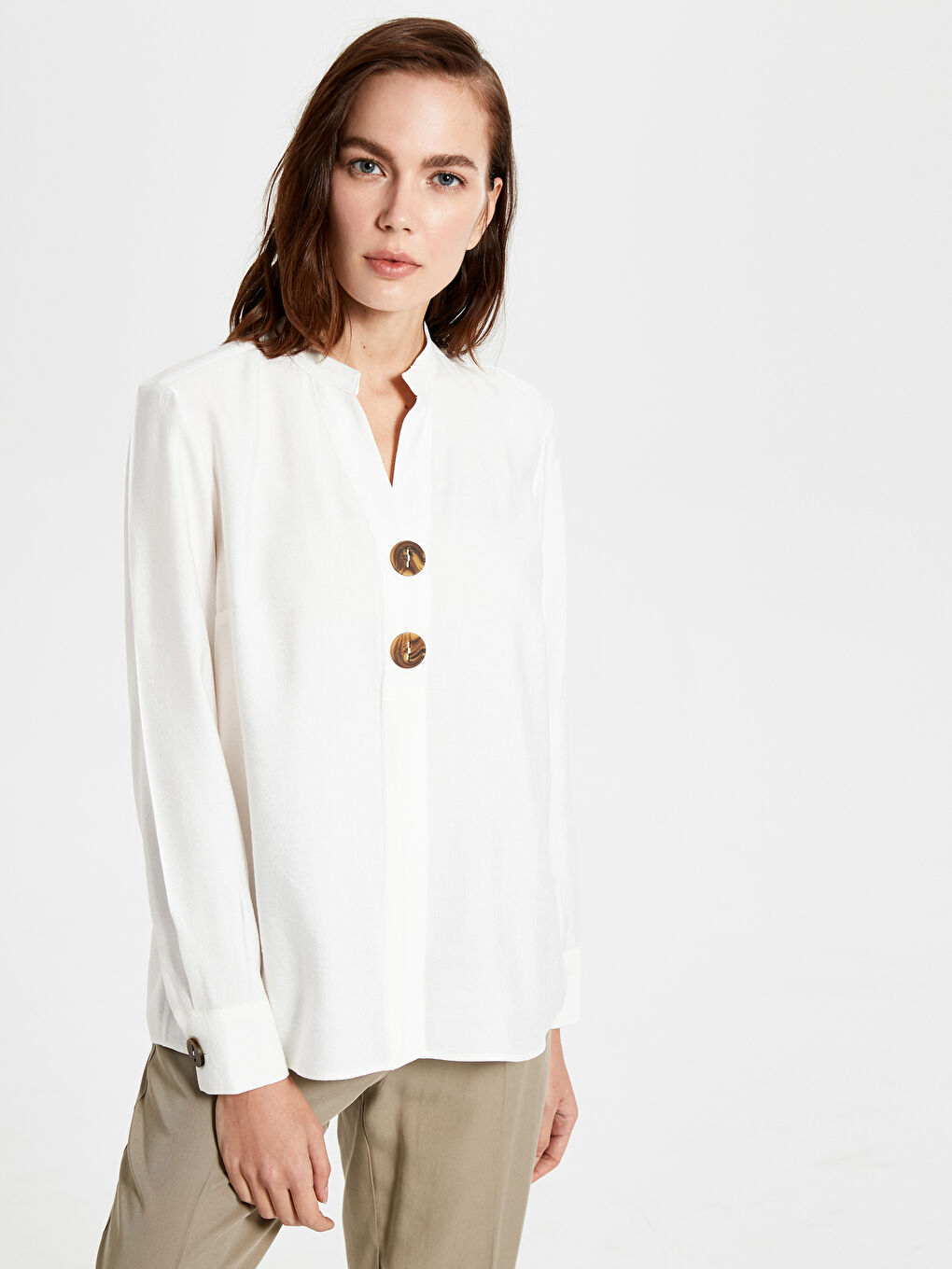 Ekru Düğme Detaylı Uzun Kollu Kadın Viskon Bluz