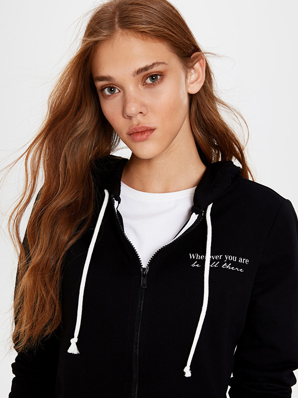 Siyah Kapüşonlu Baskılı Uzun Kollu Kadın Spor Hırka-1