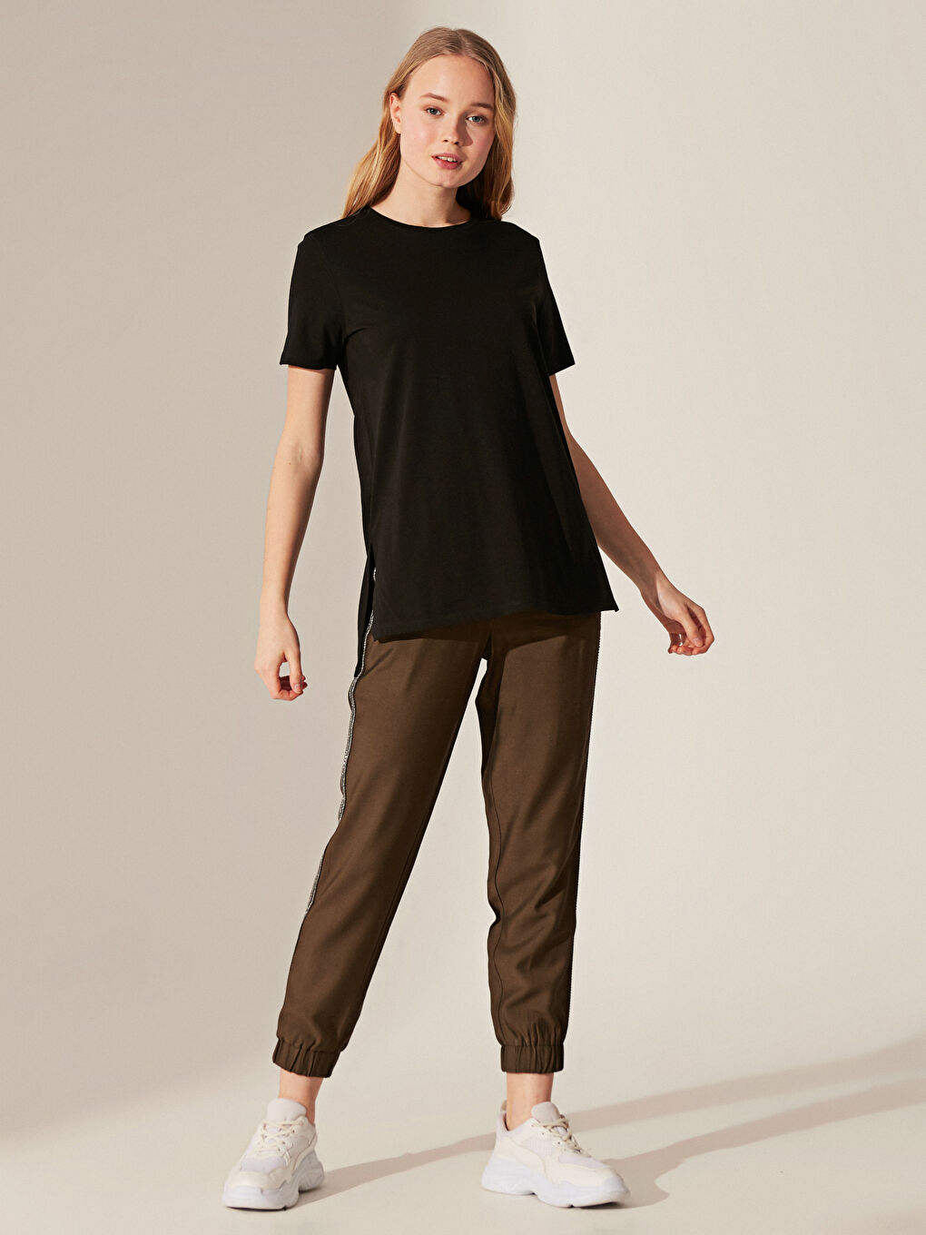 T-shirt pour Femmes à Manches Courtes Uni à Col Rond-1