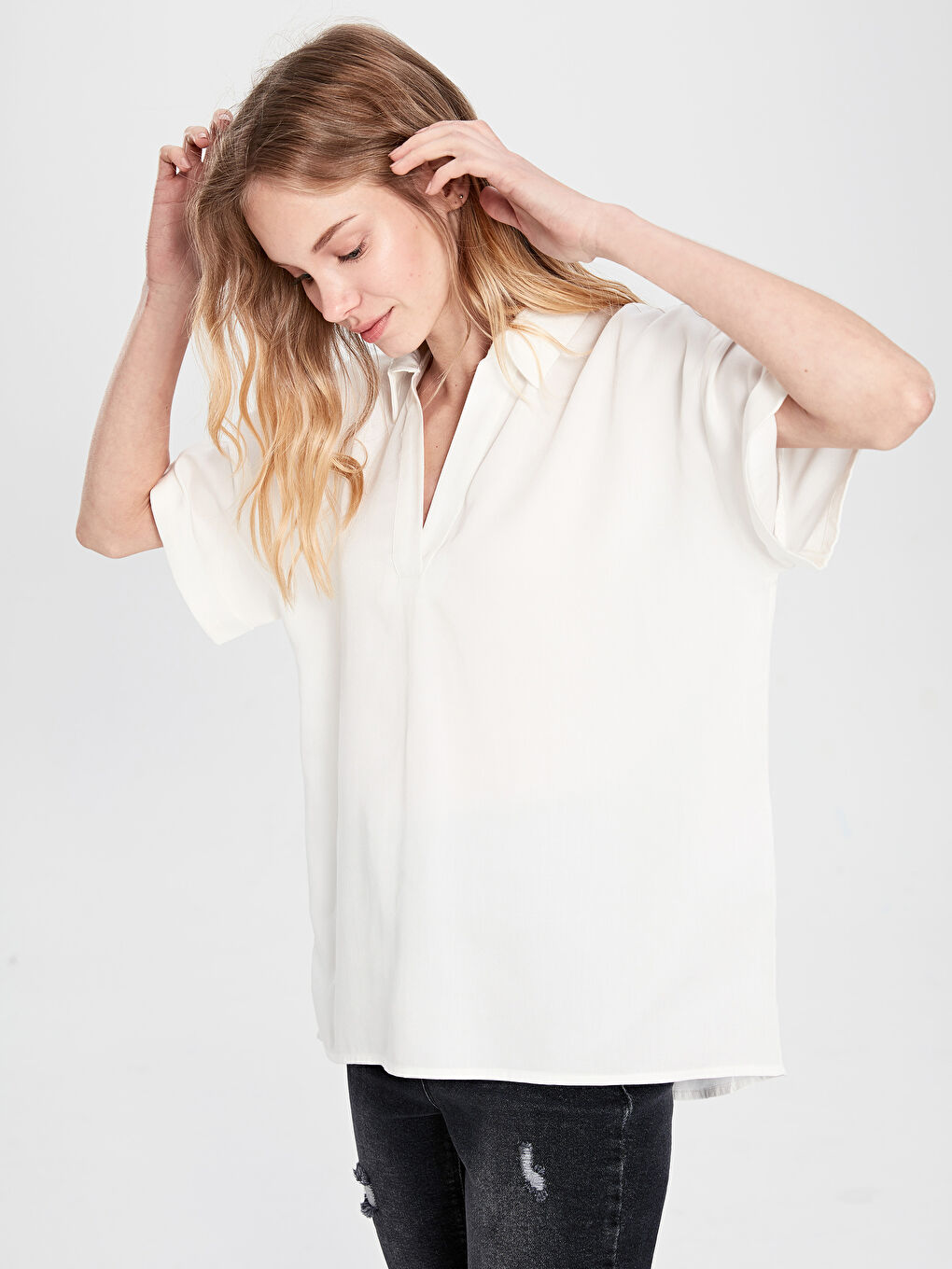 Beyaz Rahat Kalıp Kısa Kollu Kadın Bluz