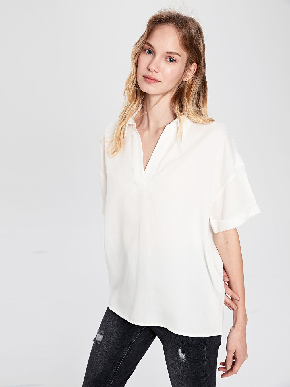 Beyaz Rahat Kalıp Kısa Kollu Kadın Bluz-1