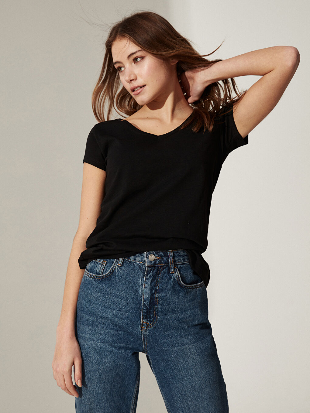 Siyah V Yaka Pamuklu Tişört