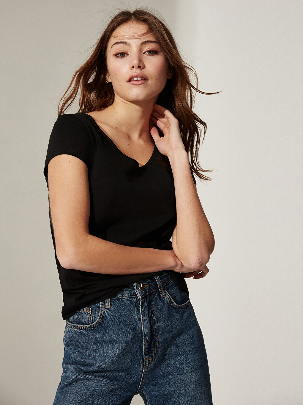 Siyah V Yaka Pamuklu Tişört-1