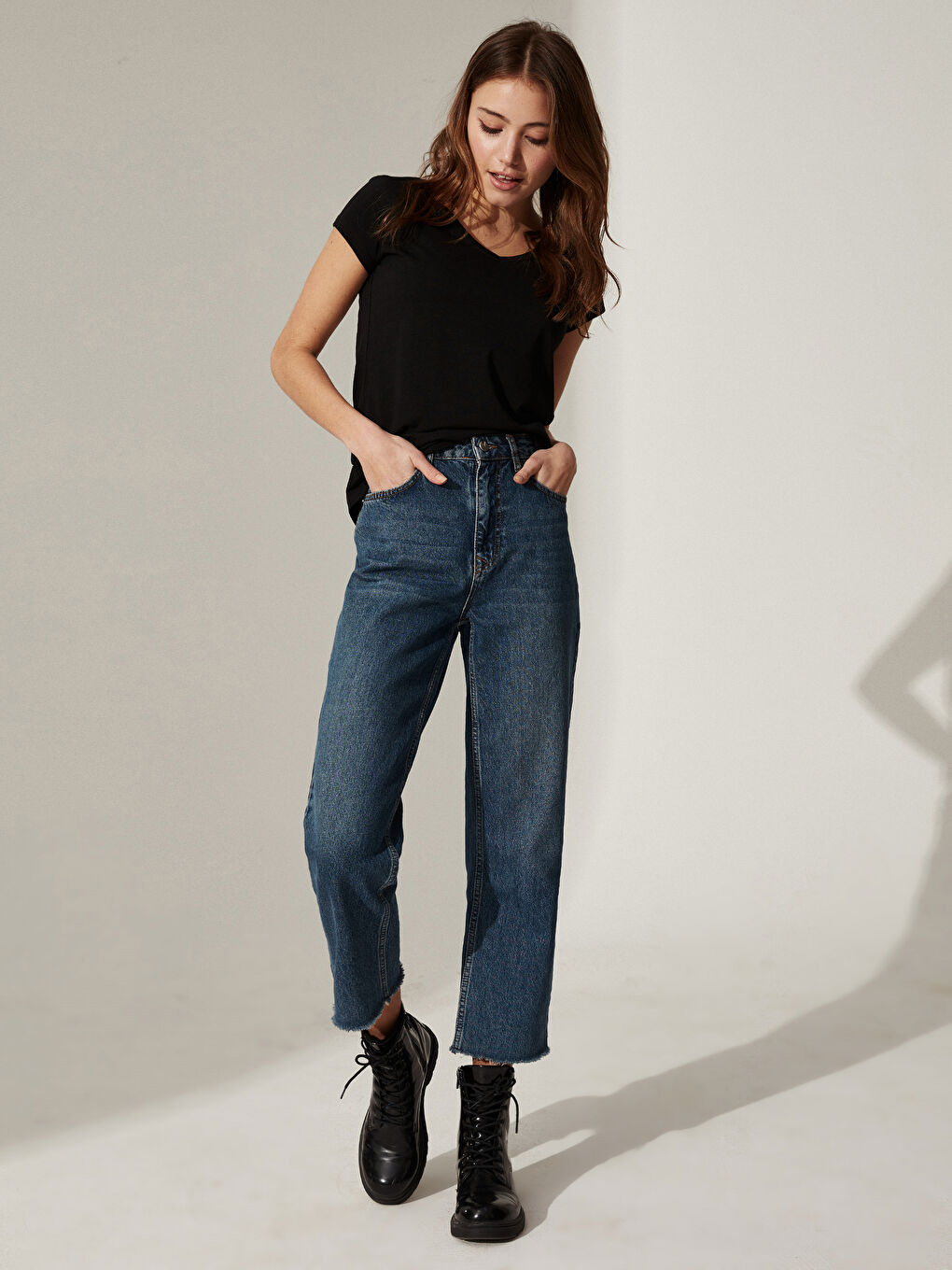 Siyah V Yaka Pamuklu Tişört-2