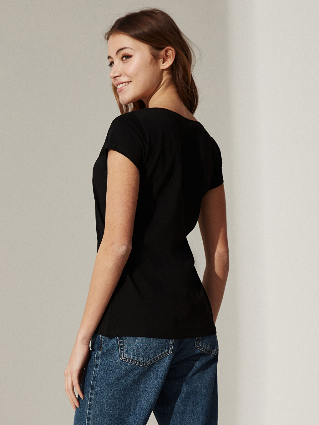 Siyah V Yaka Pamuklu Tişört-3