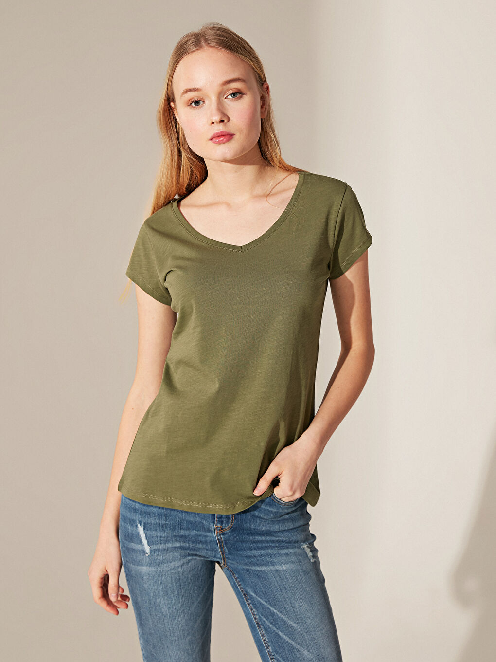 Haki V Yaka Pamuklu Tişört