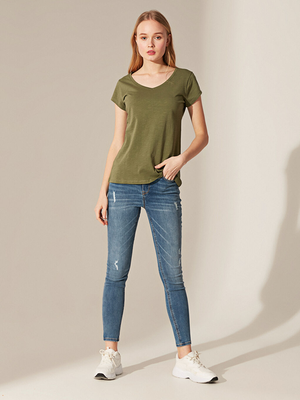 Haki V Yaka Pamuklu Tişört-1