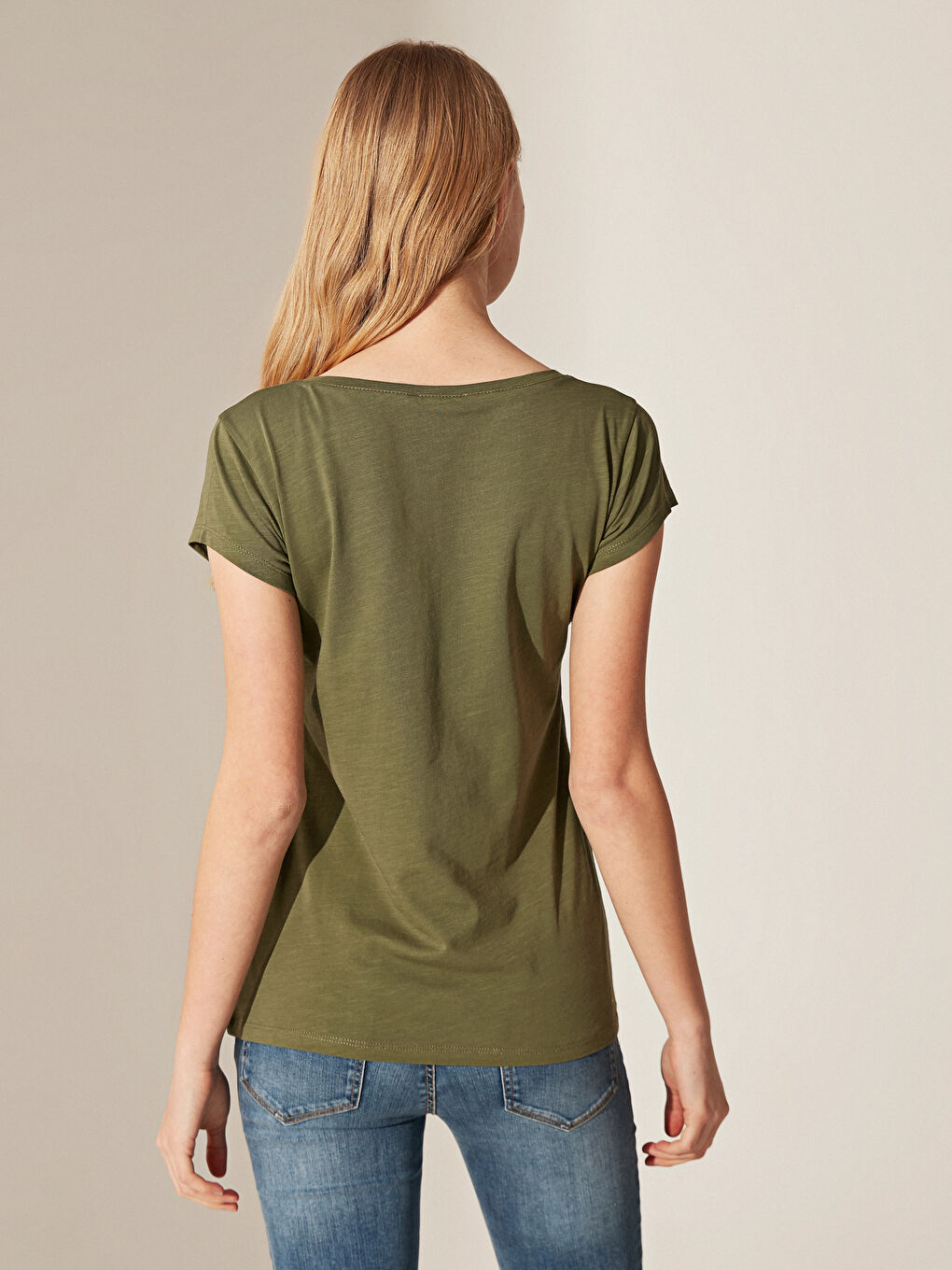 Haki V Yaka Pamuklu Tişört-2