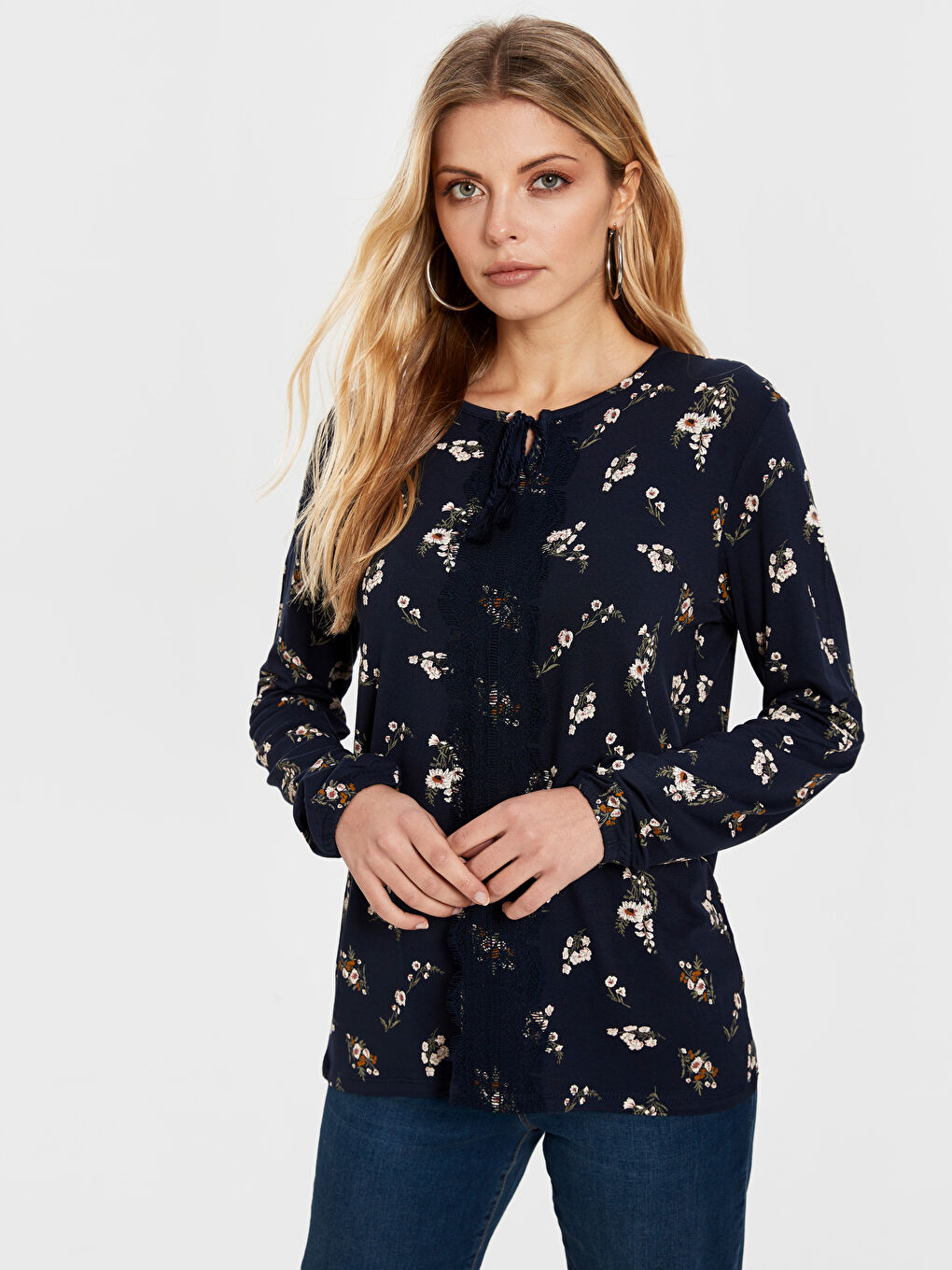 T-shirt Pour Femmes À Col Lavallière Et Manches Longues