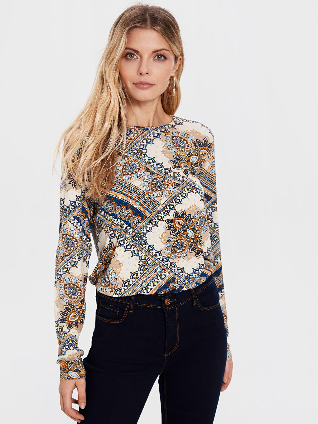 Футболка з довгим рукавом і круглим вирізом горловини