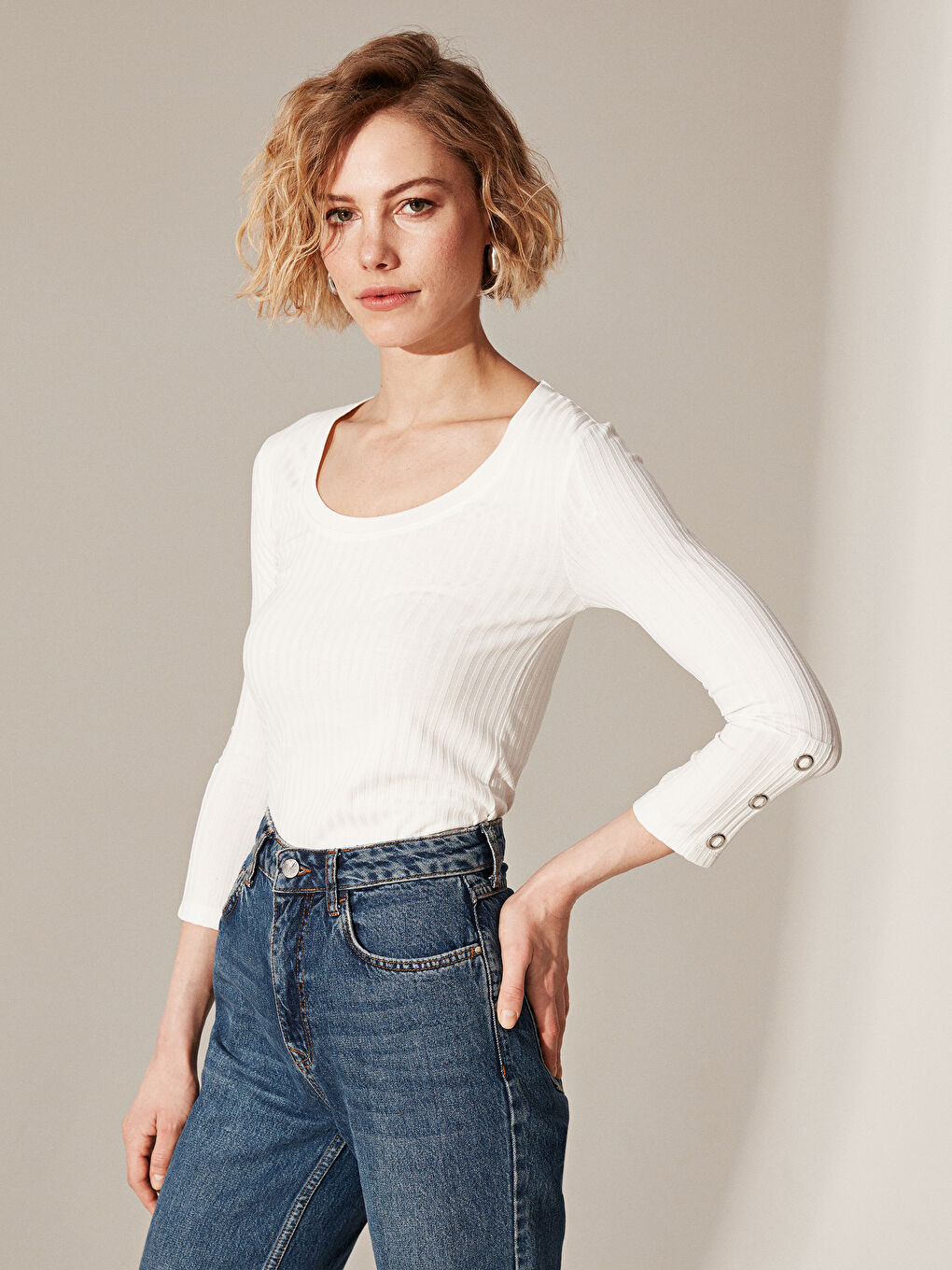 Ekru U Yaka Kadın Tişört-1