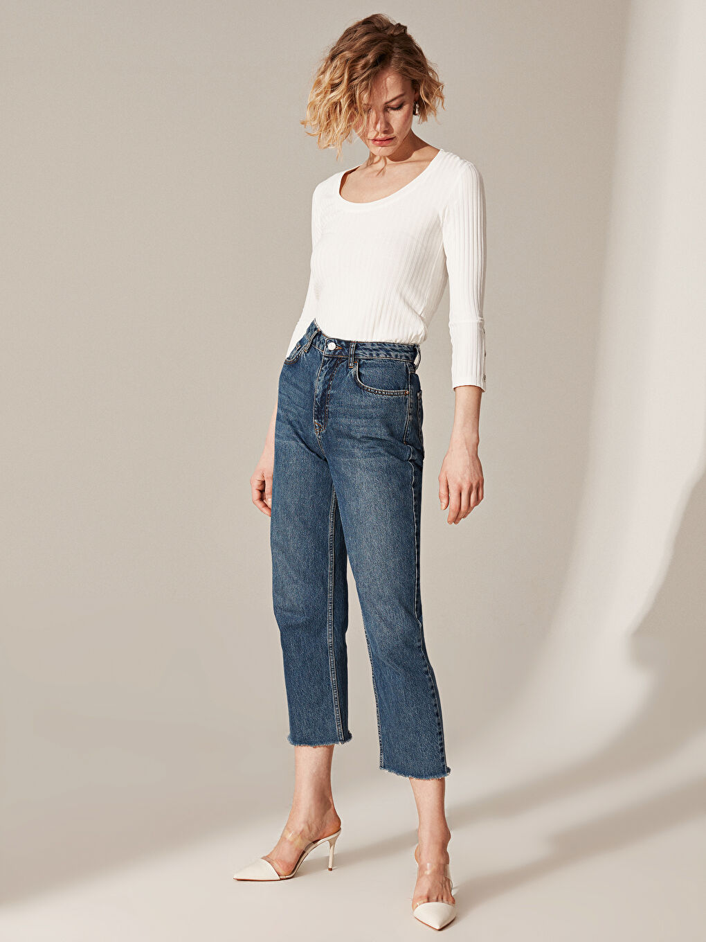 Ekru U Yaka Kadın Tişört-2