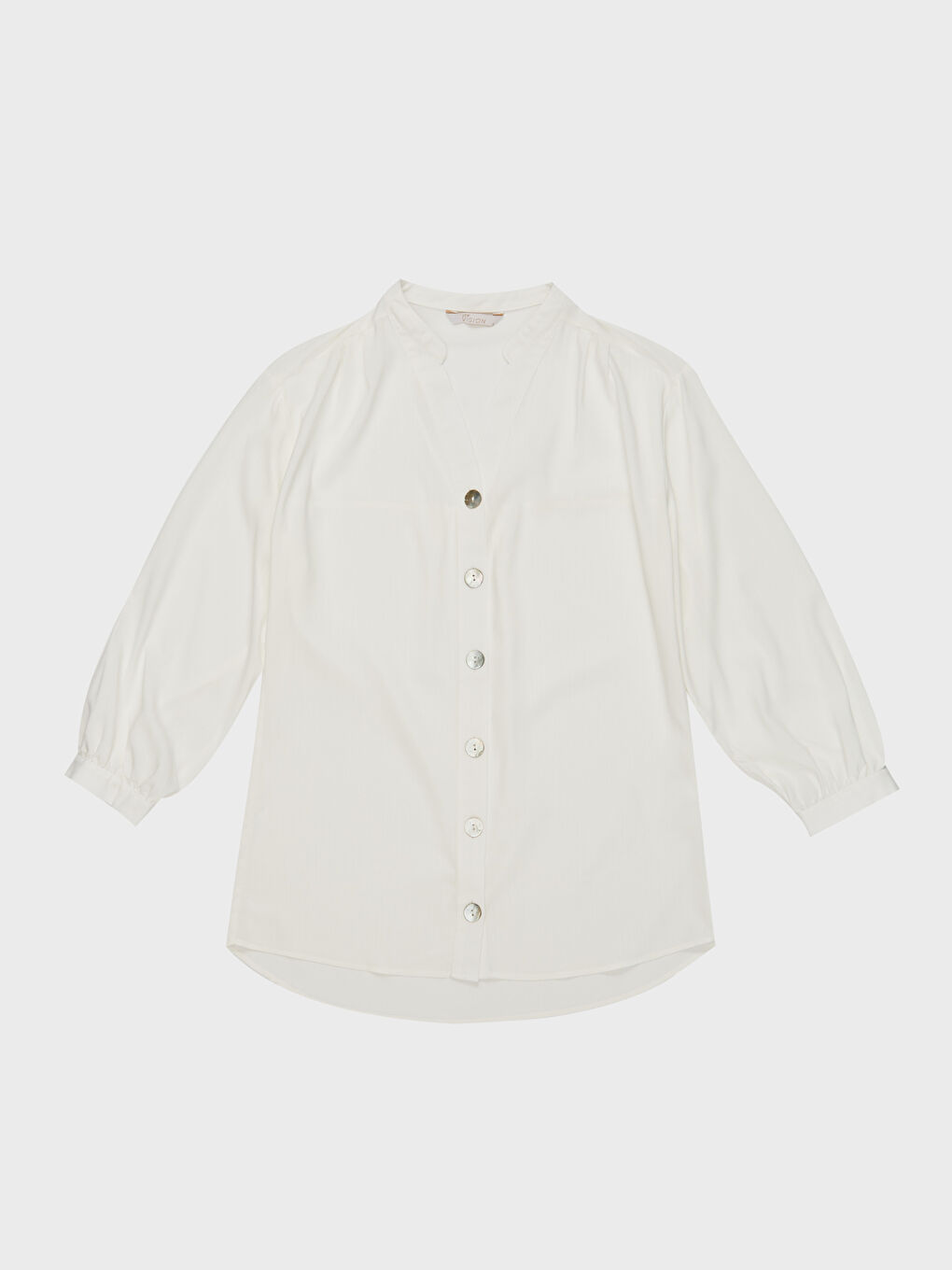 Beyaz V Yaka Standart Fit Uzun Kollu Kadın Gömlek-1