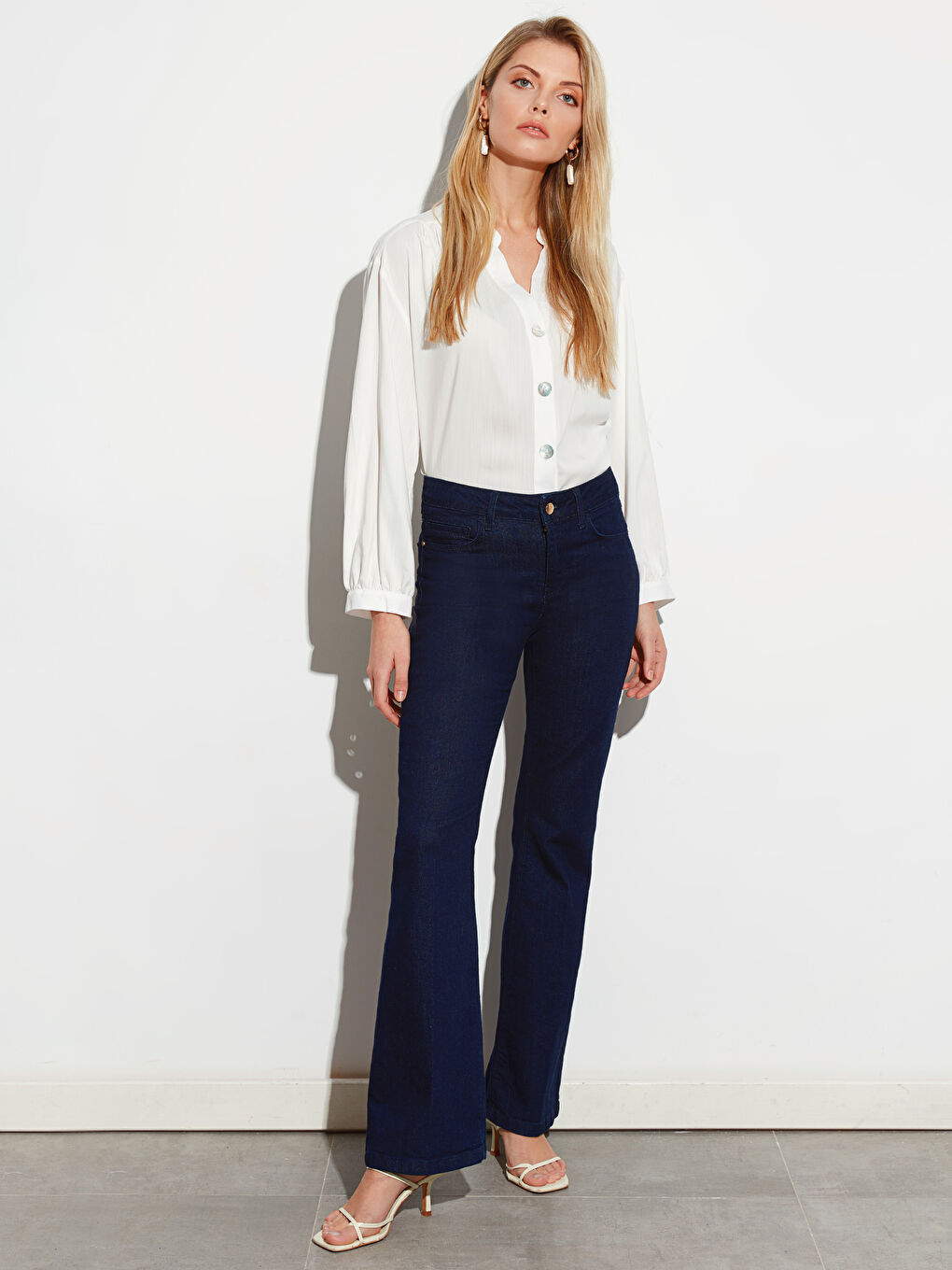 Beyaz V Yaka Standart Fit Uzun Kollu Kadın Gömlek-3