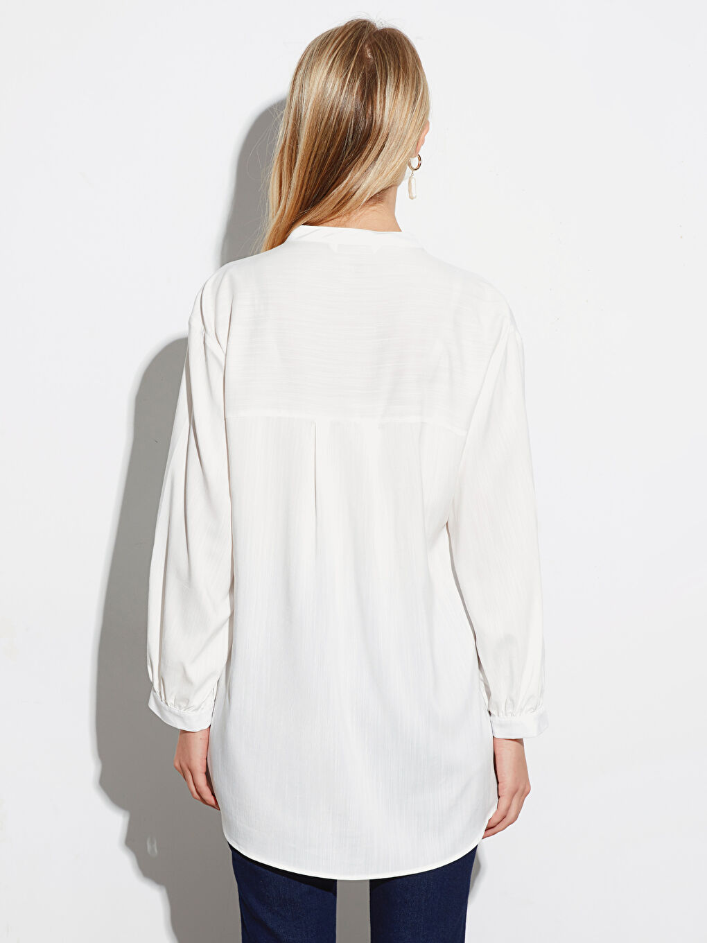 Beyaz V Yaka Standart Fit Uzun Kollu Kadın Gömlek-4