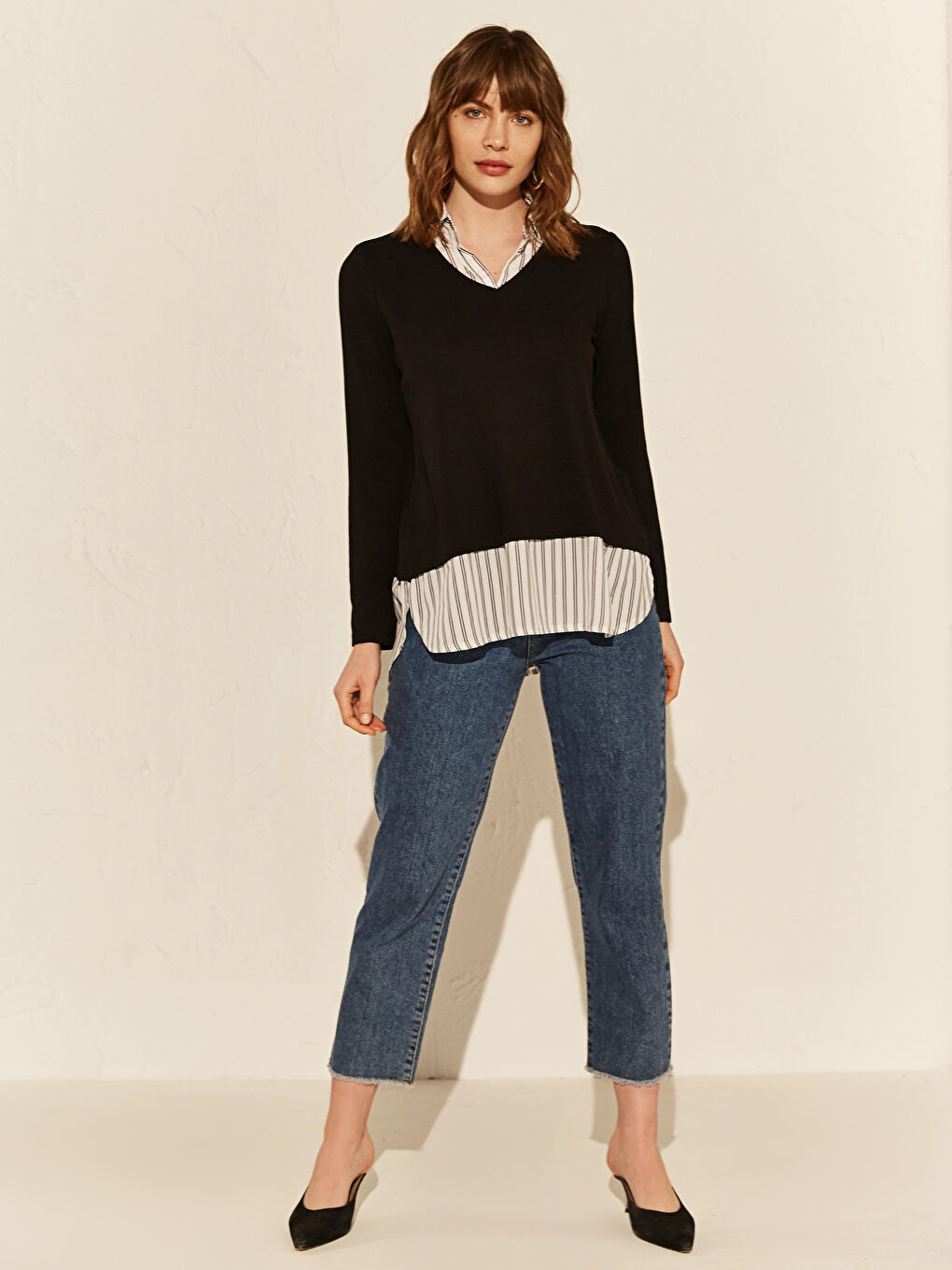 Детализированная футболка с V-образным вырезом и длинным рукавом-1