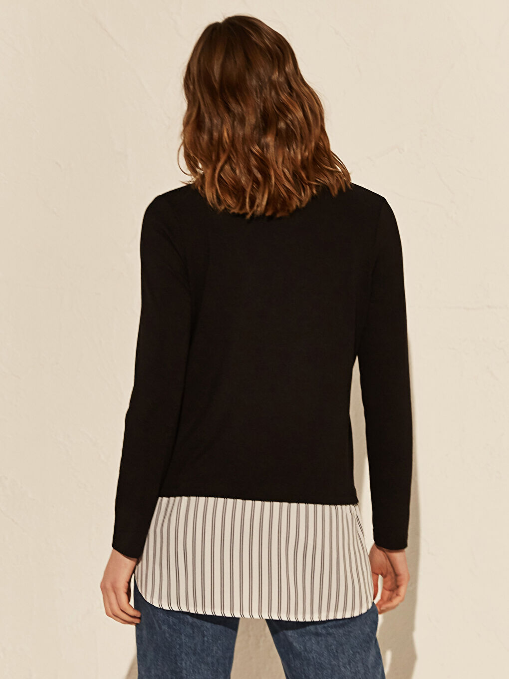 Детализированная футболка с V-образным вырезом и длинным рукавом-2