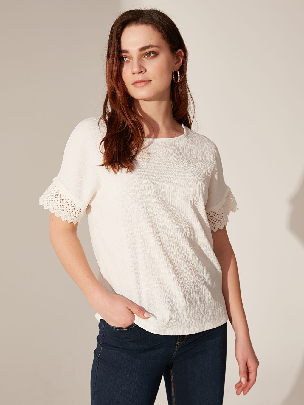 Ekru Bisiklet Yaka Krep Kadın Tişört