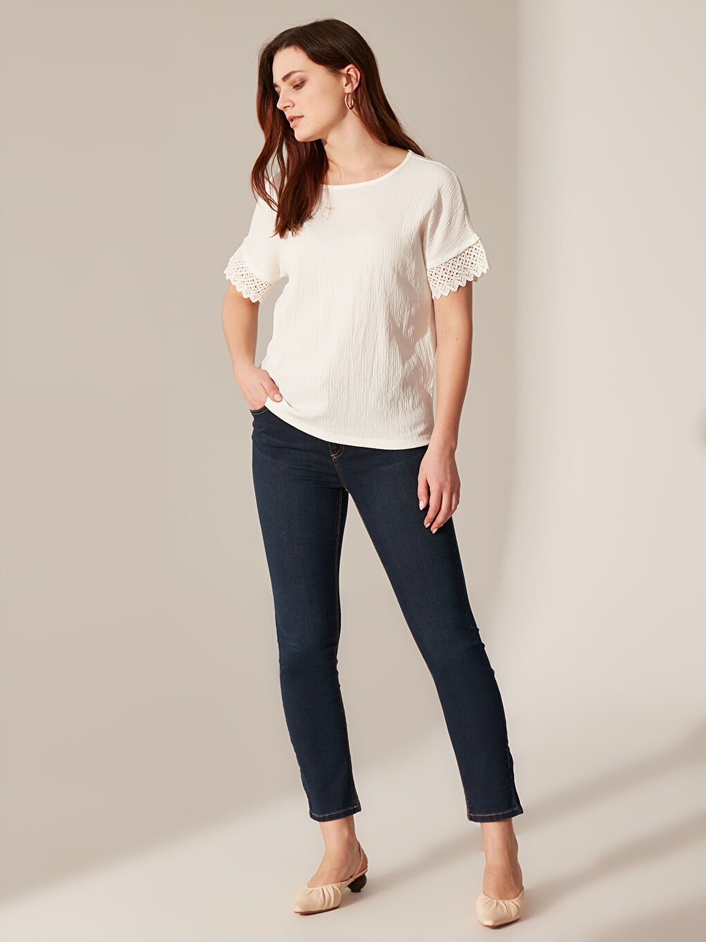 Ekru Bisiklet Yaka Krep Kadın Tişört-2