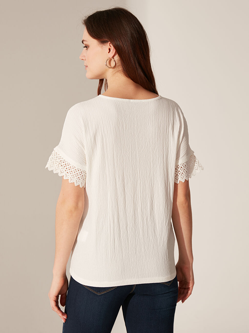 Ekru Bisiklet Yaka Krep Kadın Tişört-4