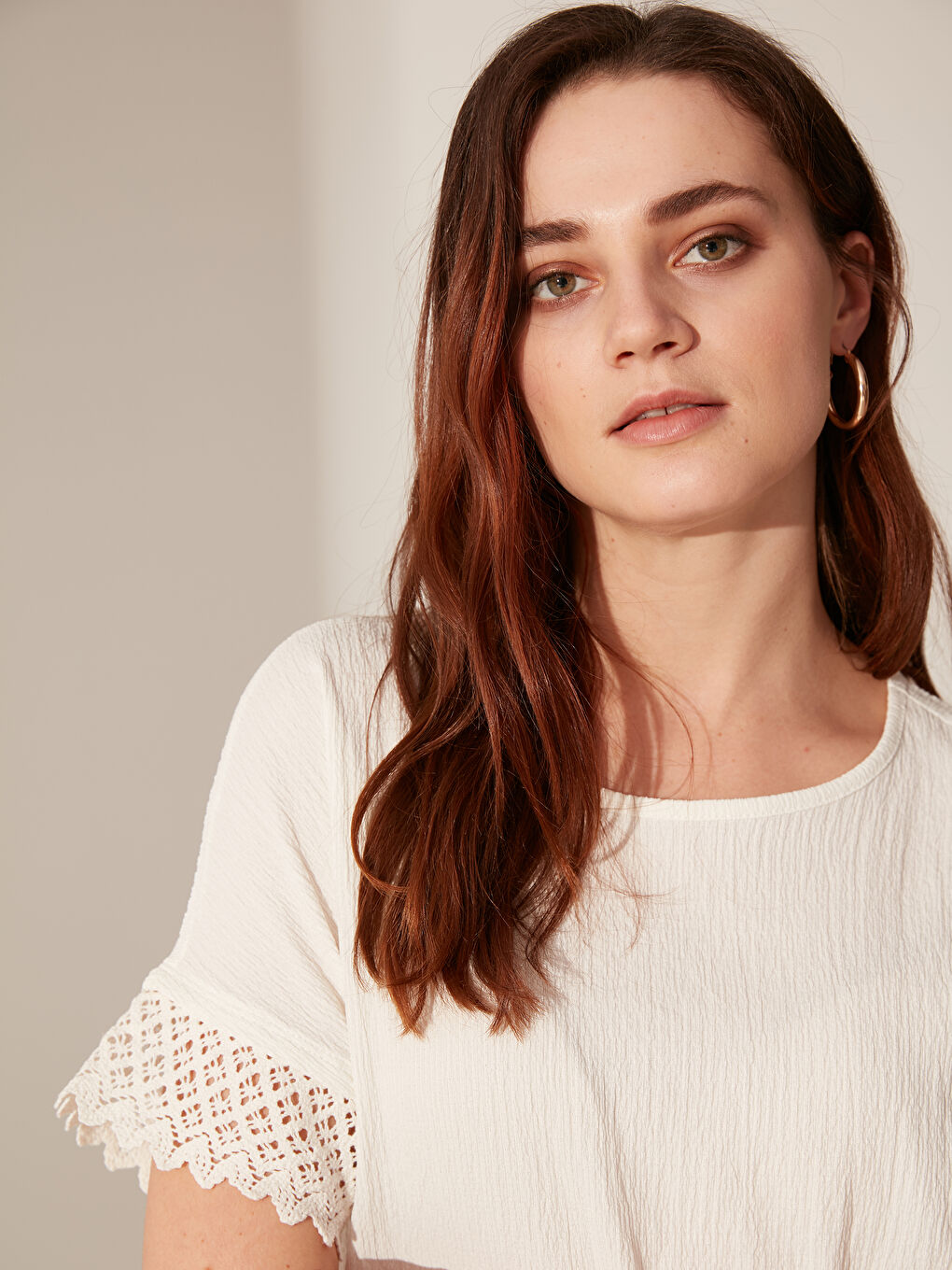 Ekru Bisiklet Yaka Krep Kadın Tişört-5