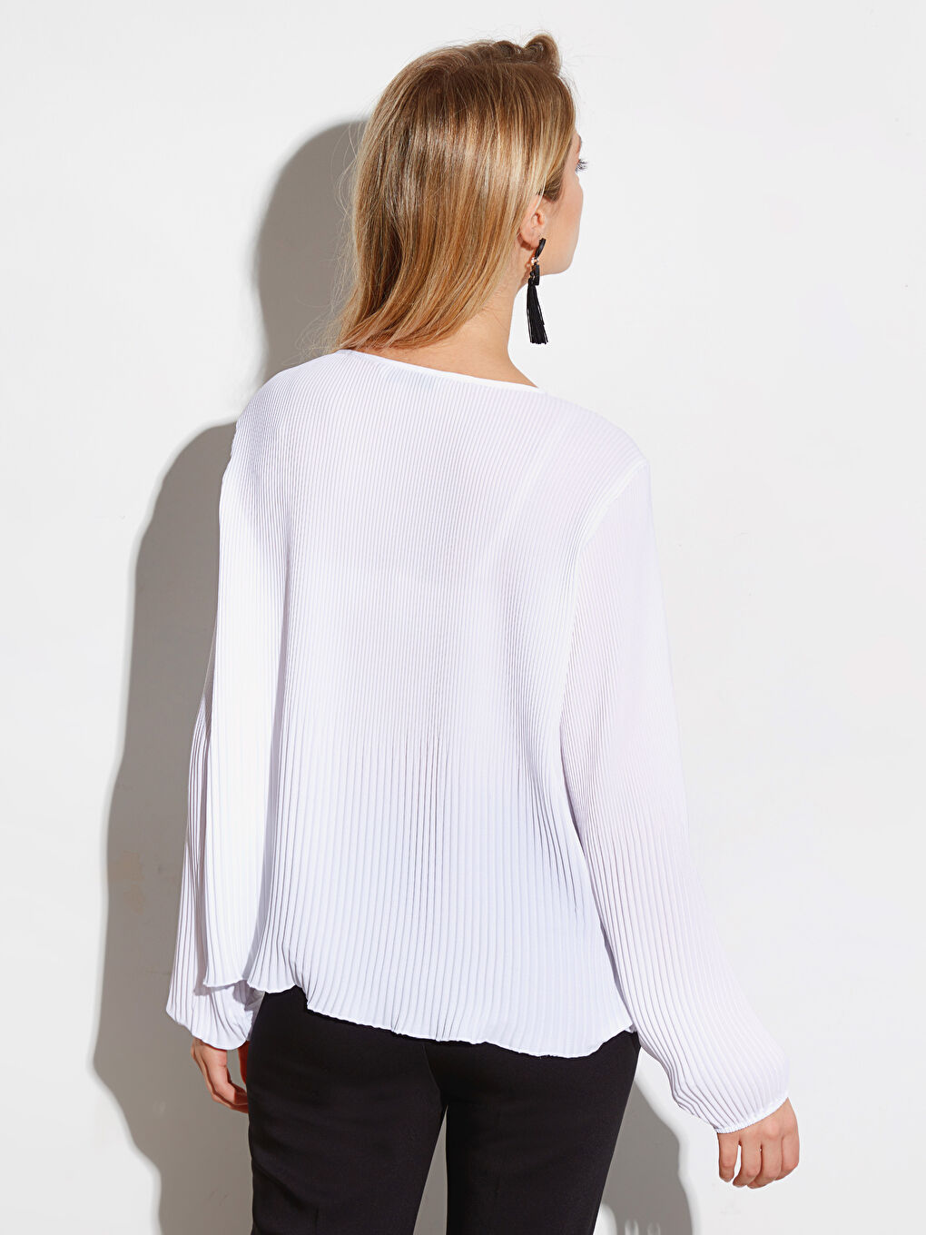 Beyaz Kayık Yaka Standart Fit Uzun Kollu Krep Kadın Bluz-3