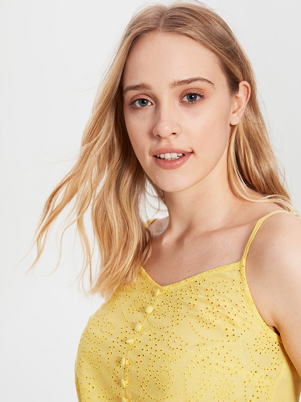 Sarı V Yaka Standart Fit Askılı Poplin Kadın Fistolu Poplin Bluz-2