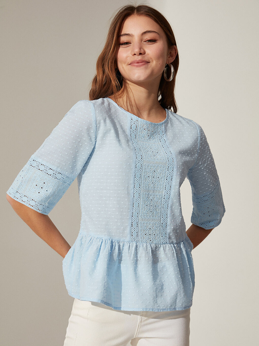 بلوزة نسائية بأكمام قصيرة من القطن بتفاصيل الدانتيل-1