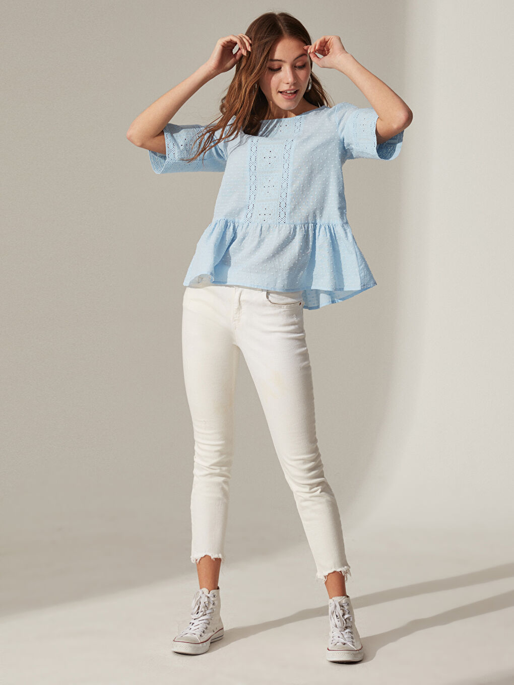 بلوزة نسائية بأكمام قصيرة من القطن بتفاصيل الدانتيل-2