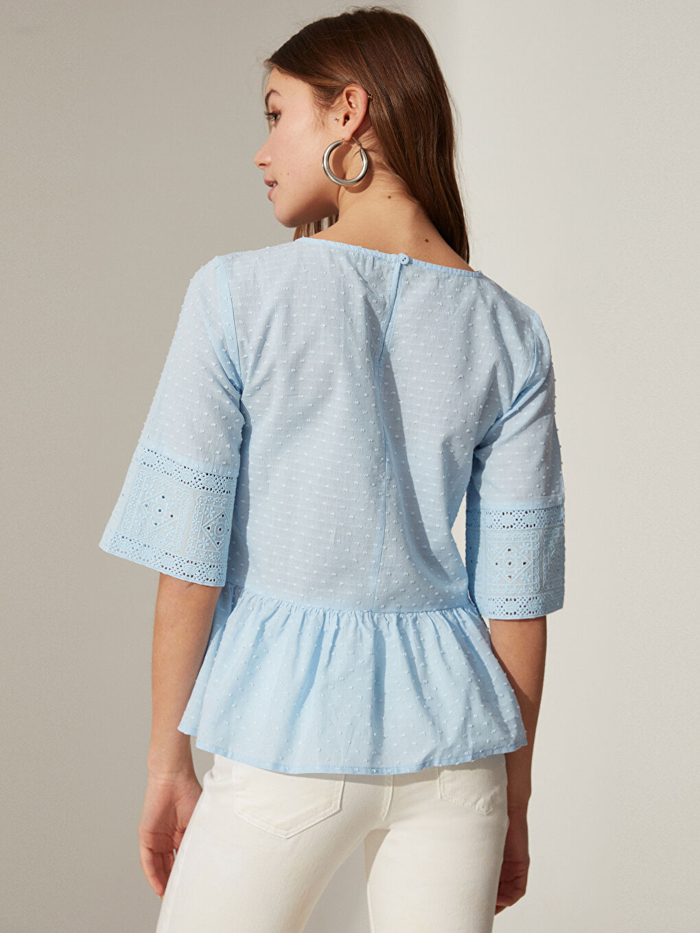بلوزة نسائية بأكمام قصيرة من القطن بتفاصيل الدانتيل-3