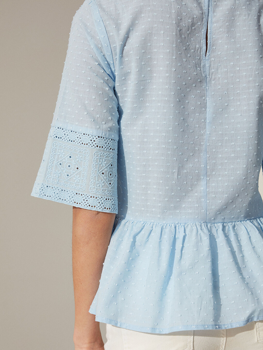 بلوزة نسائية بأكمام قصيرة من القطن بتفاصيل الدانتيل-4