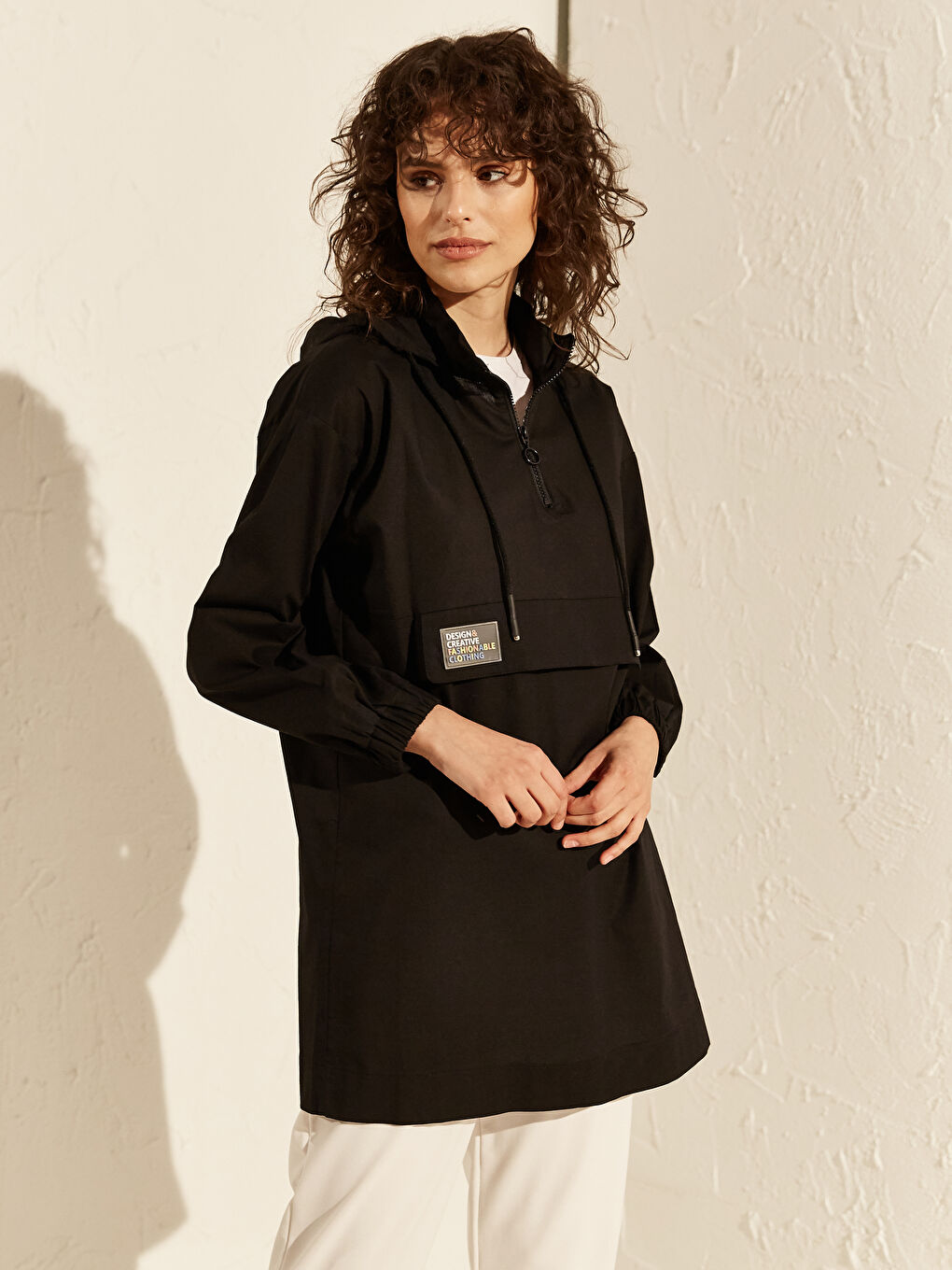 Siyah Kapüşonlu Baskılı Uzun Kollu Kadın Tunik