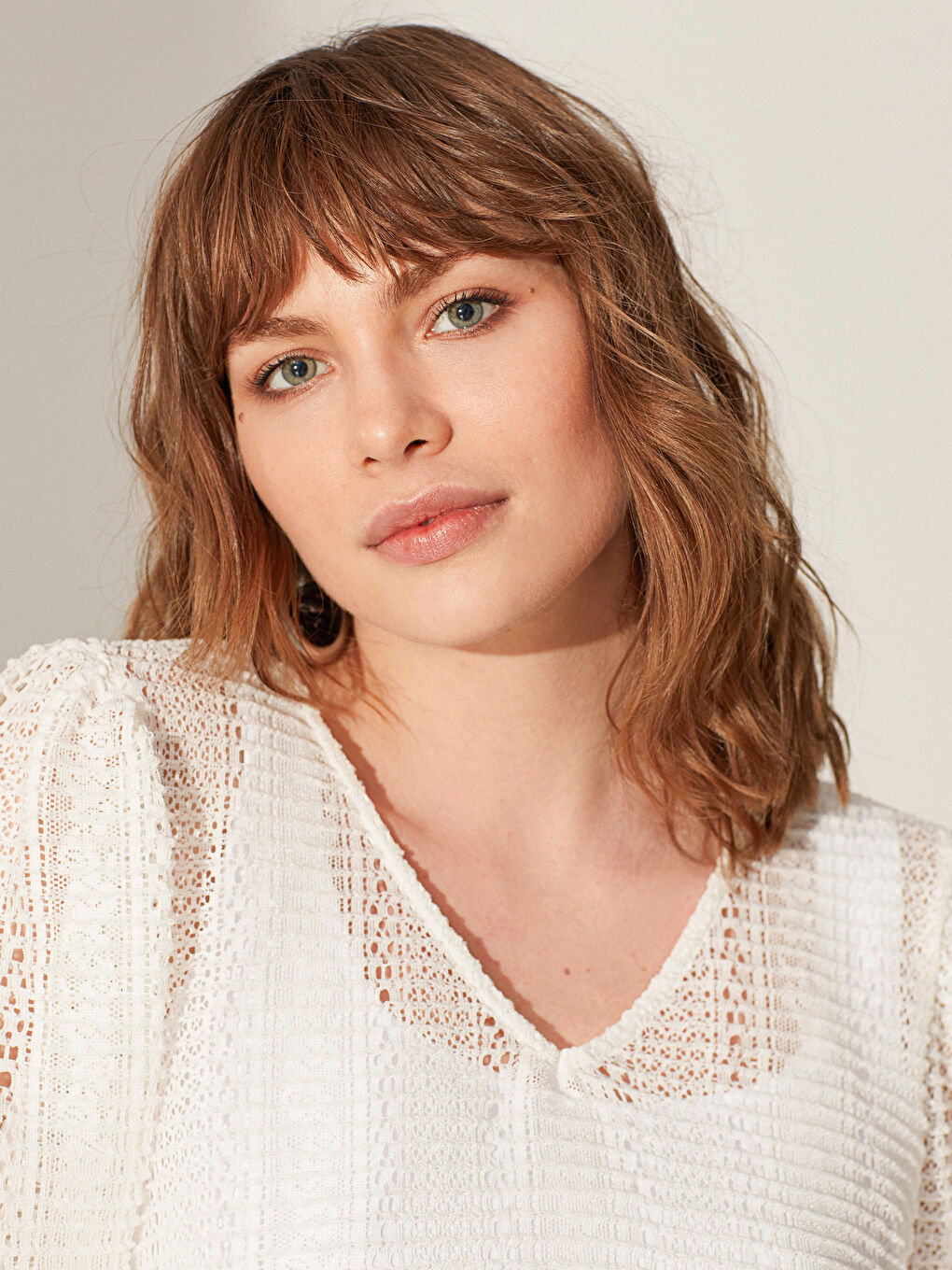 Ekru V Yaka Uzun Kollu Dantel Kadın Dantel Detaylı Bluz-4