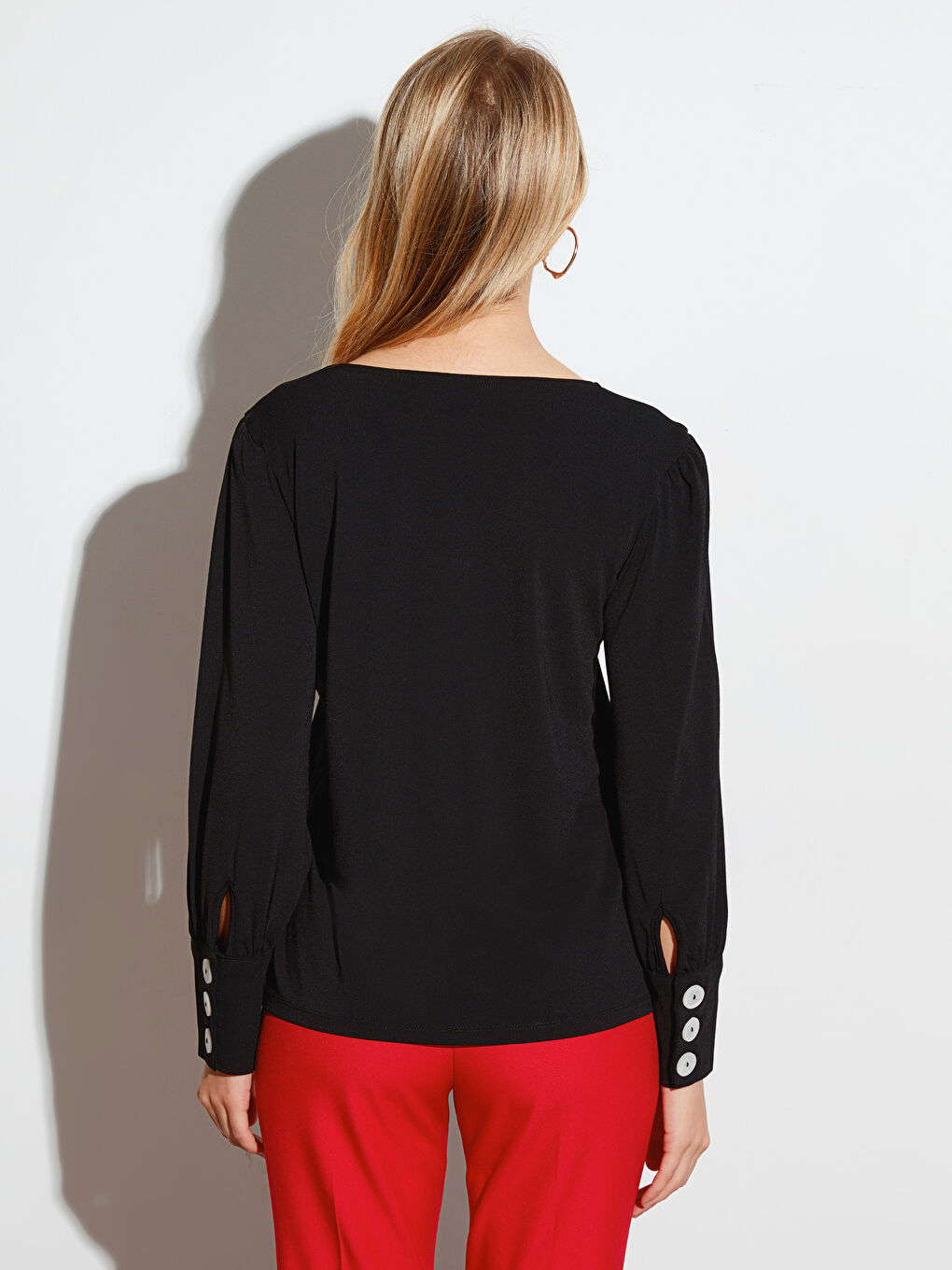 Siyah V Yaka Düğme Detaylı Balon Kollu Kadın Bluz-3