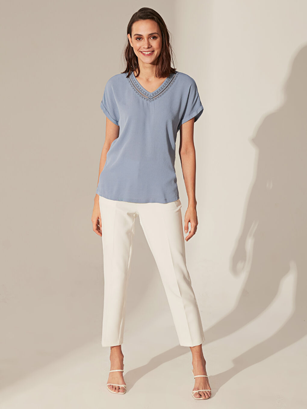 Блузка из вискозы с фигурным вырезом-3