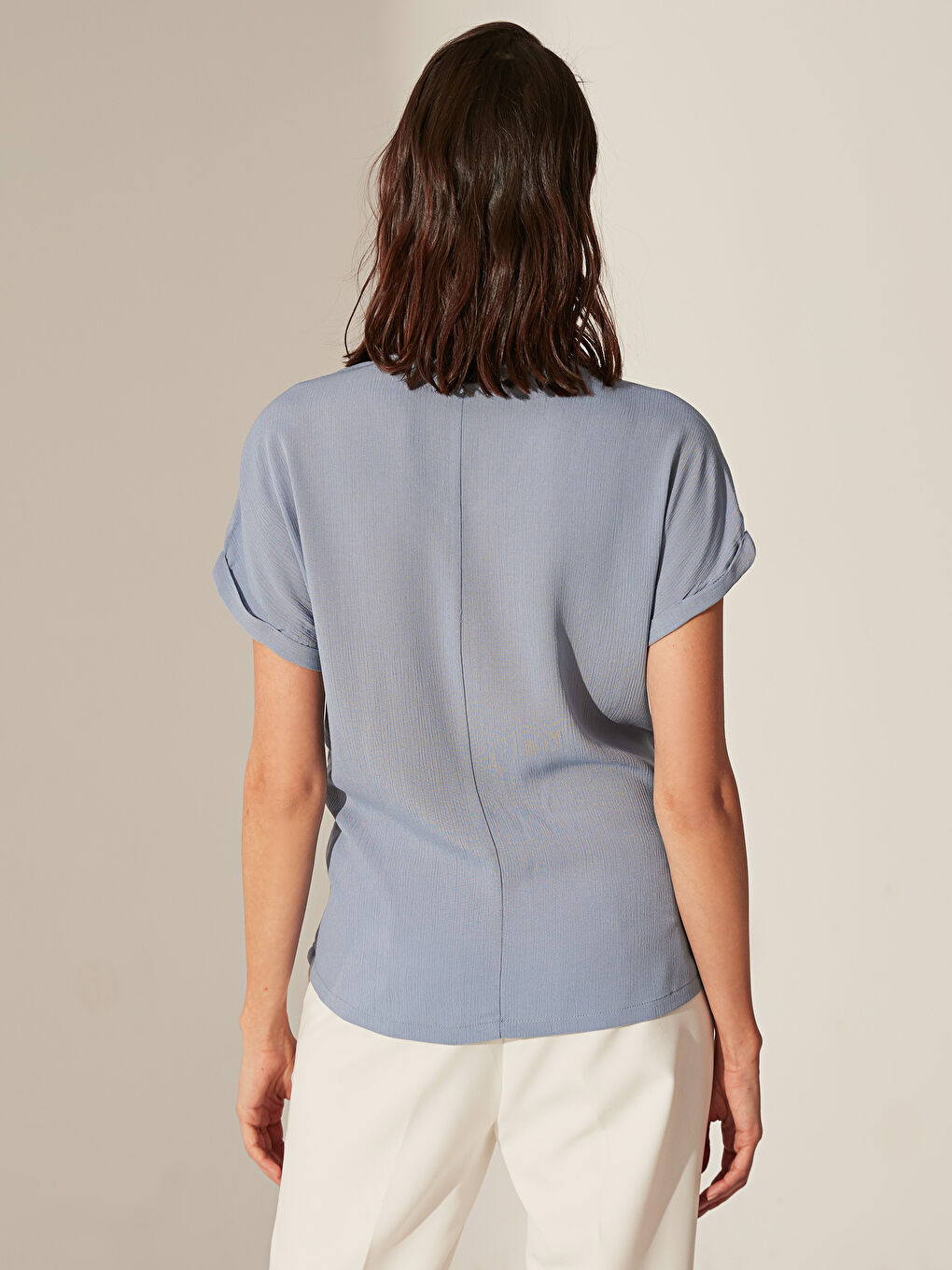 Блузка из вискозы с фигурным вырезом-4