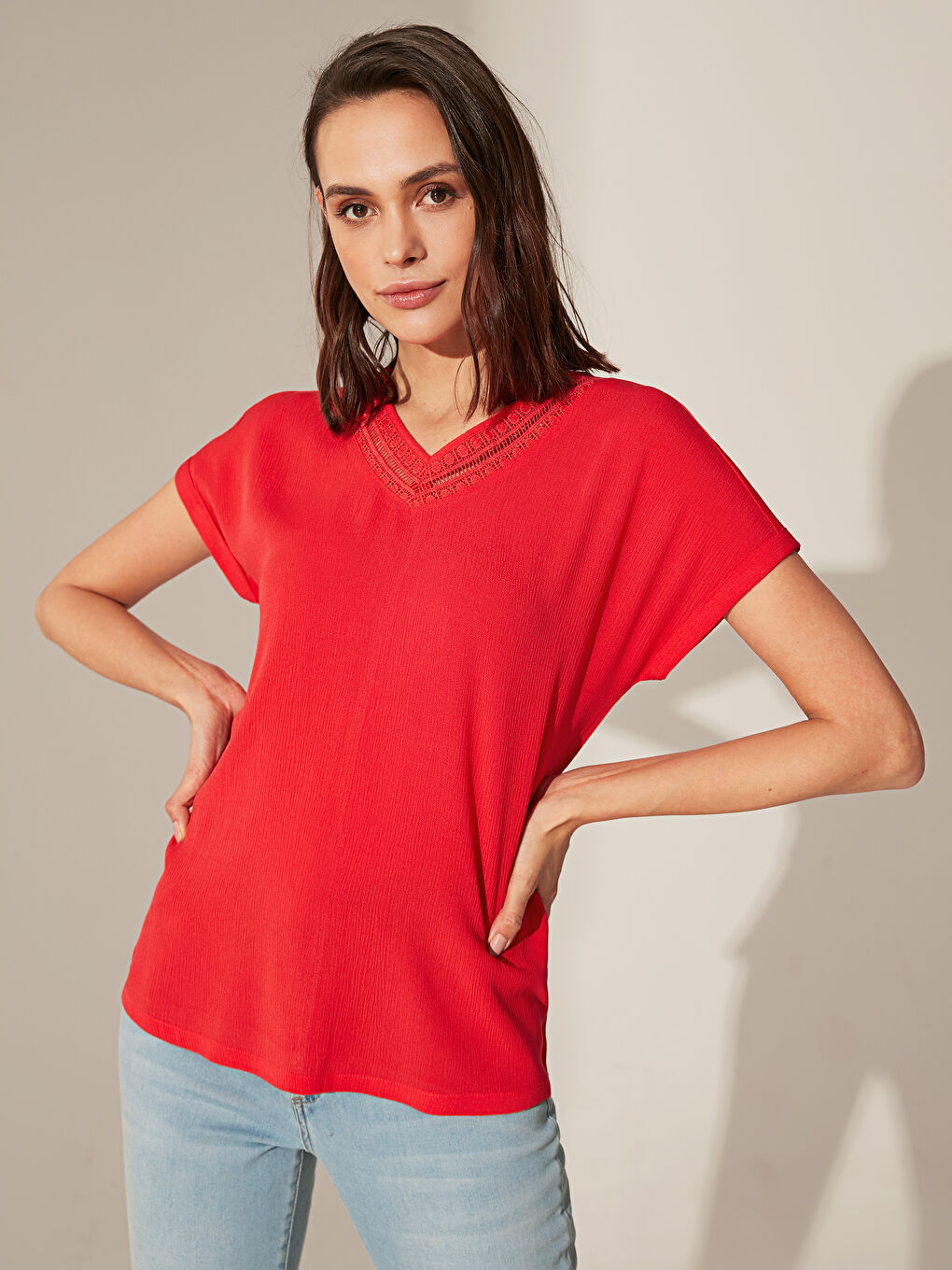 Bluza od viskoze sa izrezom u obliku školjke