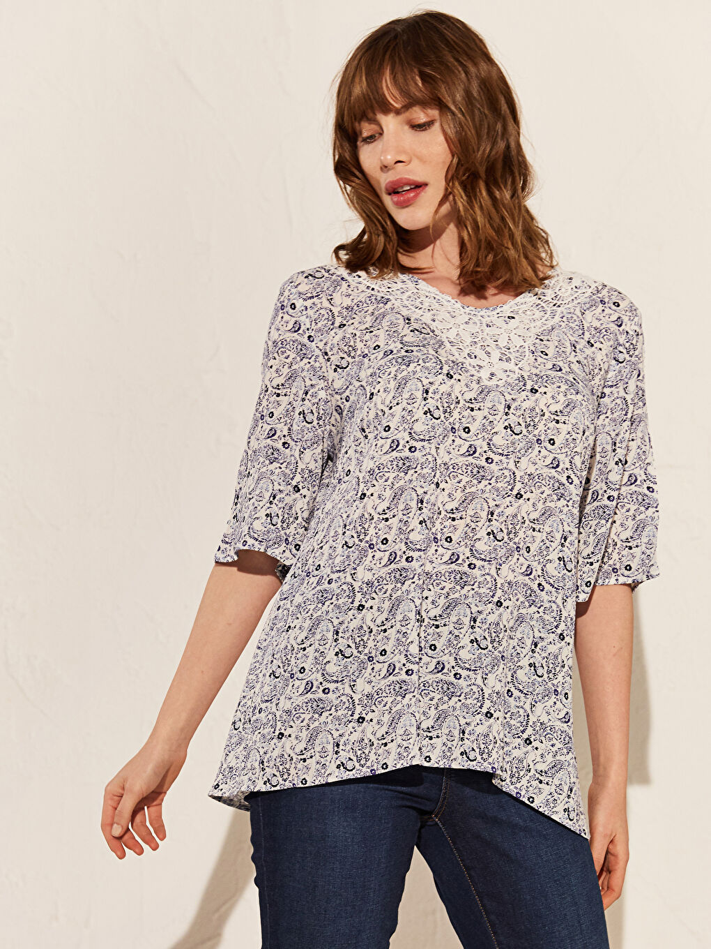 Woman V-neck Sleeveless Blouse