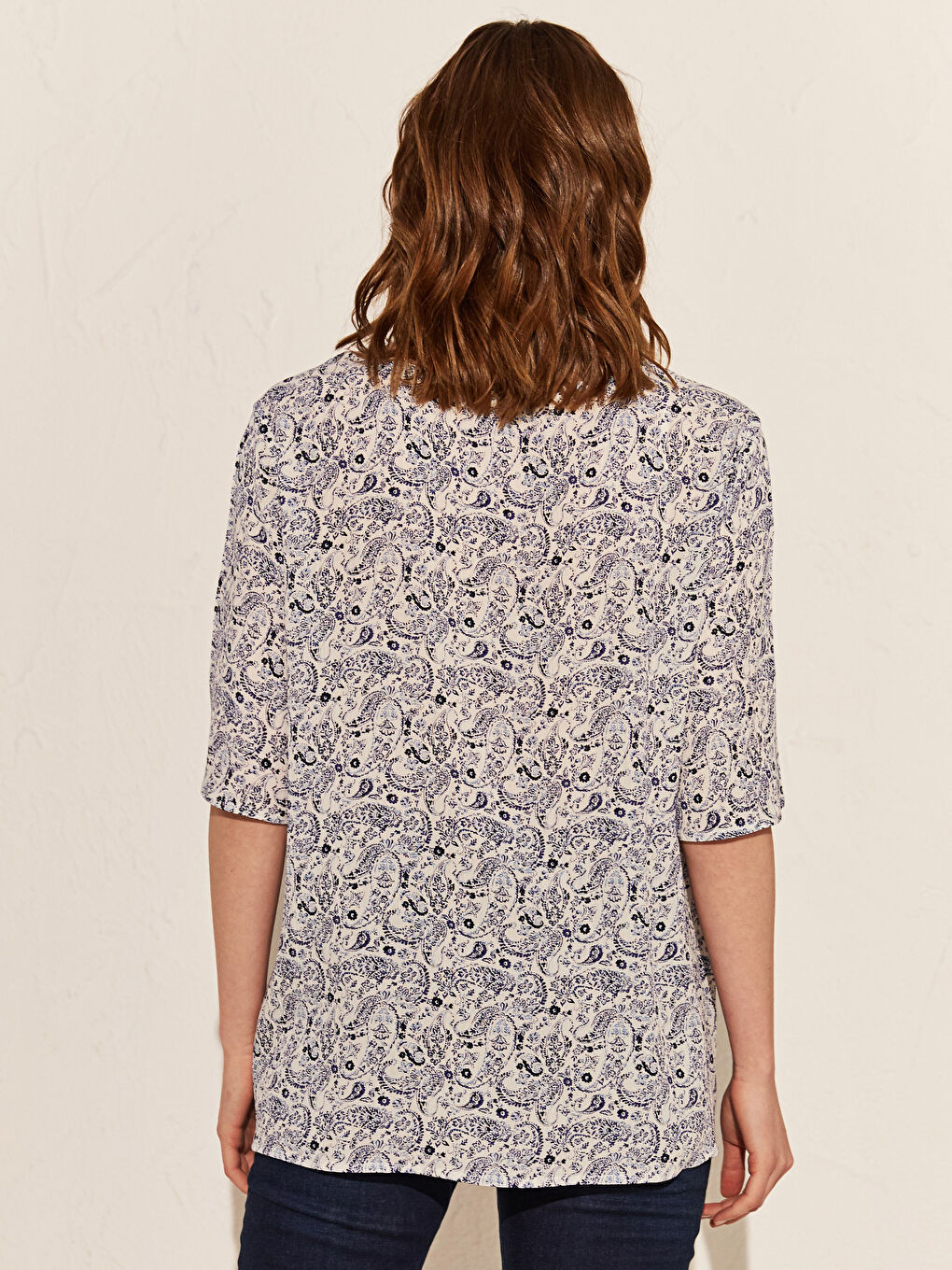 Woman V-neck Sleeveless Blouse-2