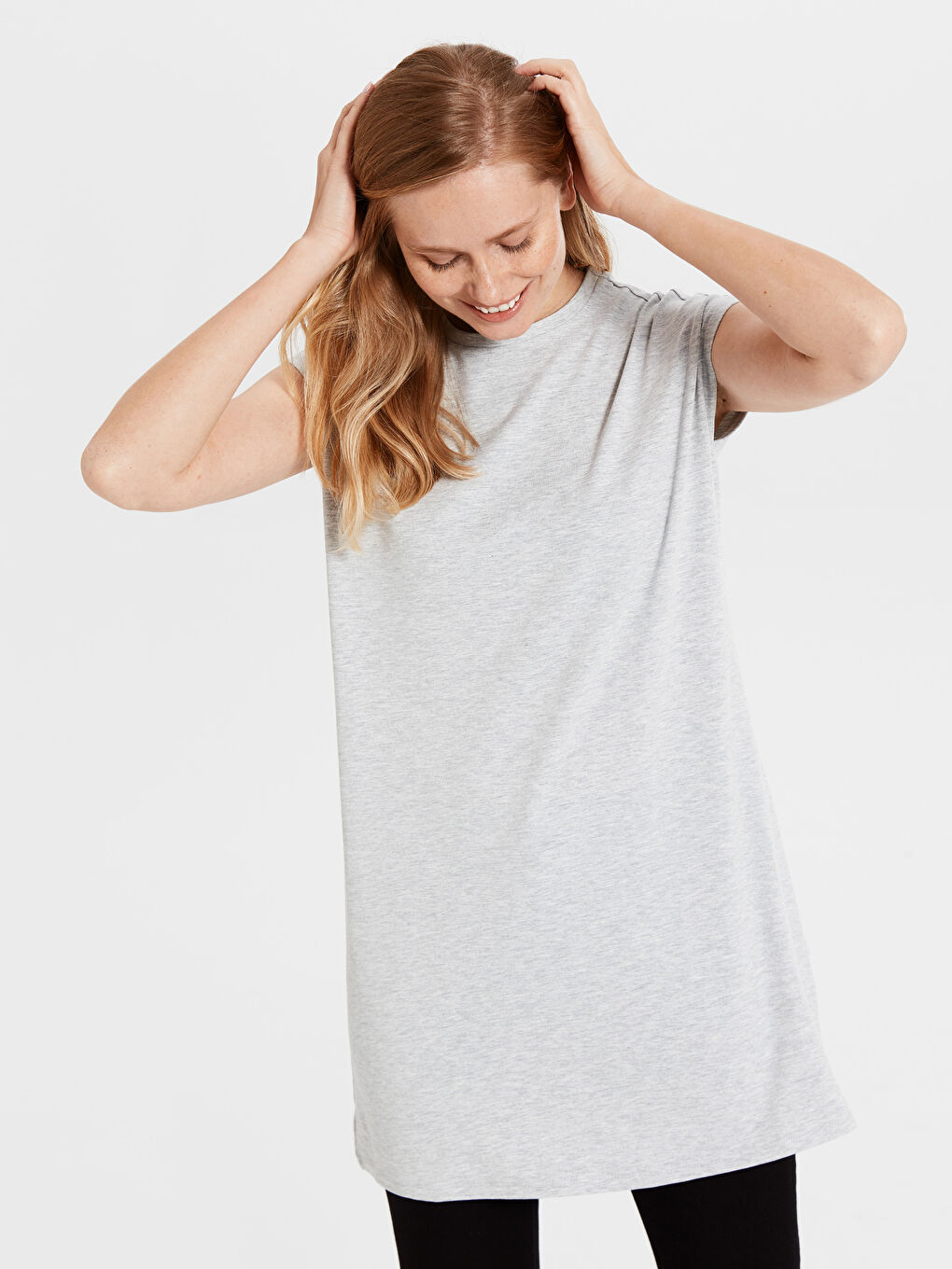 Gri Bisiklet Yaka Düz Kısa Kollu Kadın Tişört