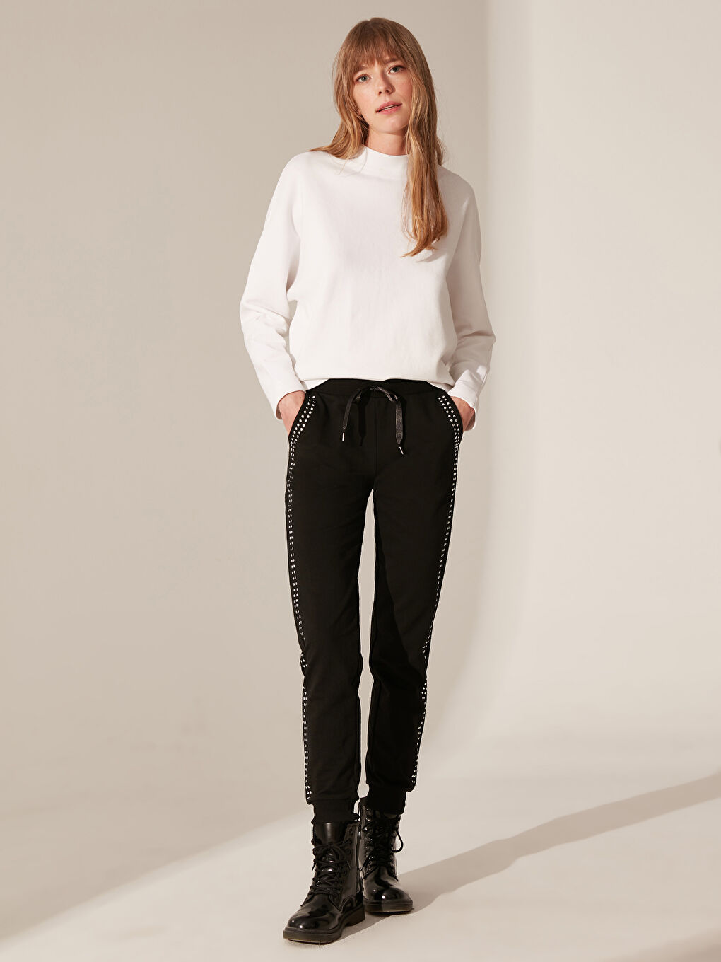 Siyah Standart Fit Sweatshirt Kumaşı Kadın Eşofman Altı