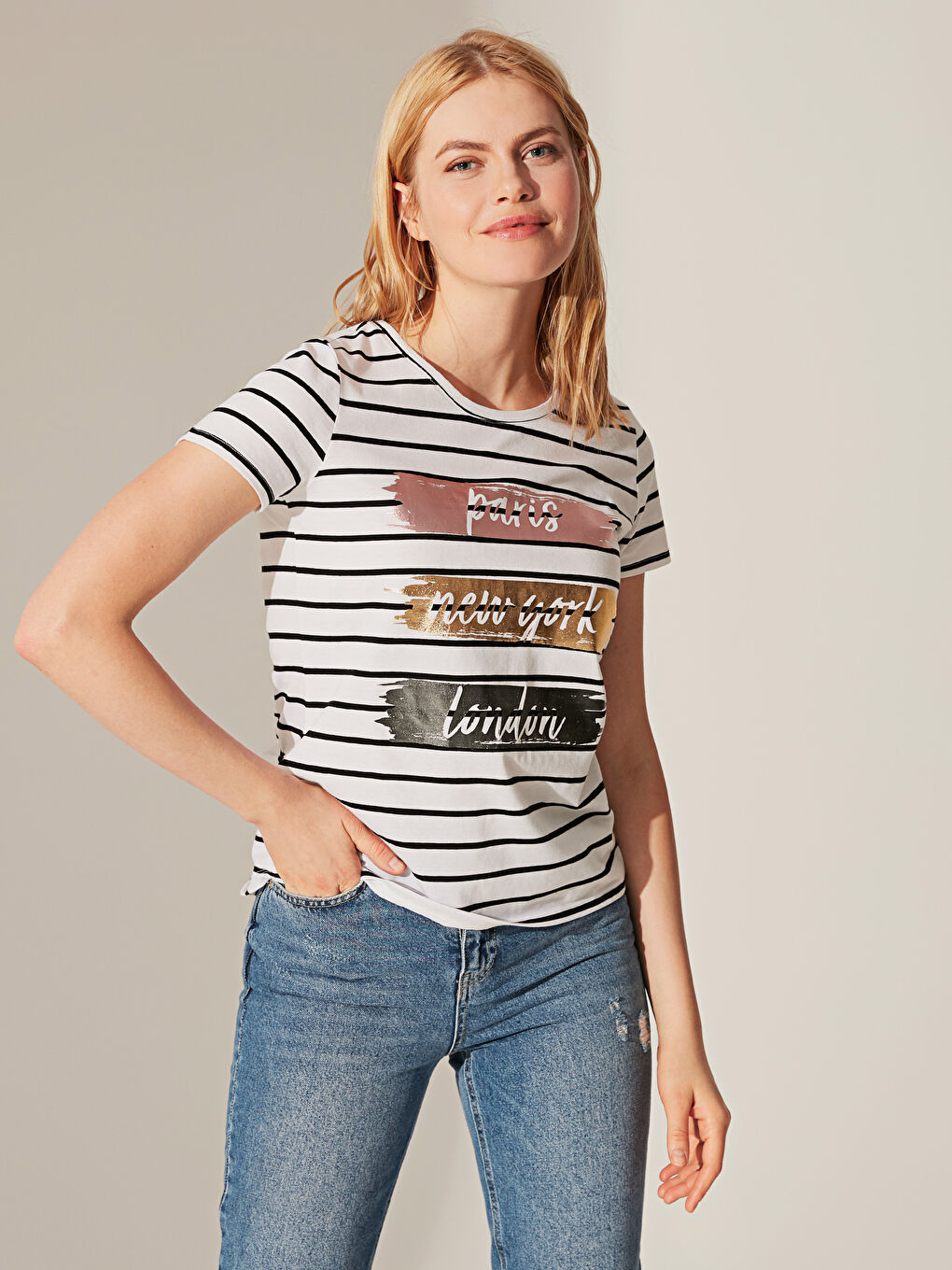 Siyah Bisiklet Yaka Kısa Kollu Kadın Tişört