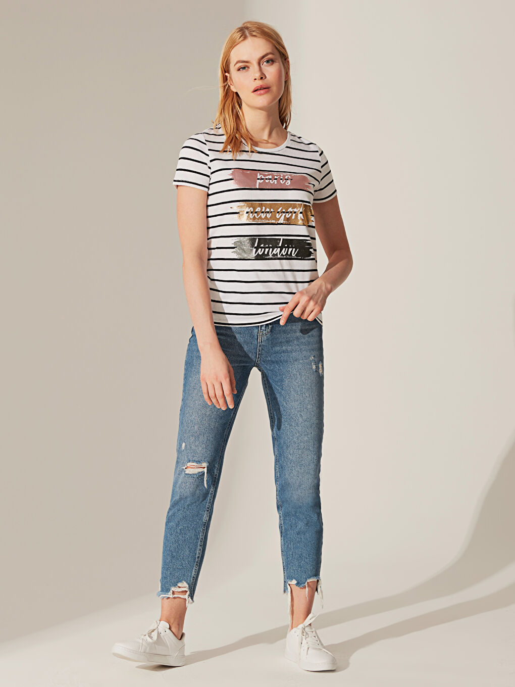 Siyah Bisiklet Yaka Kısa Kollu Kadın Tişört-1