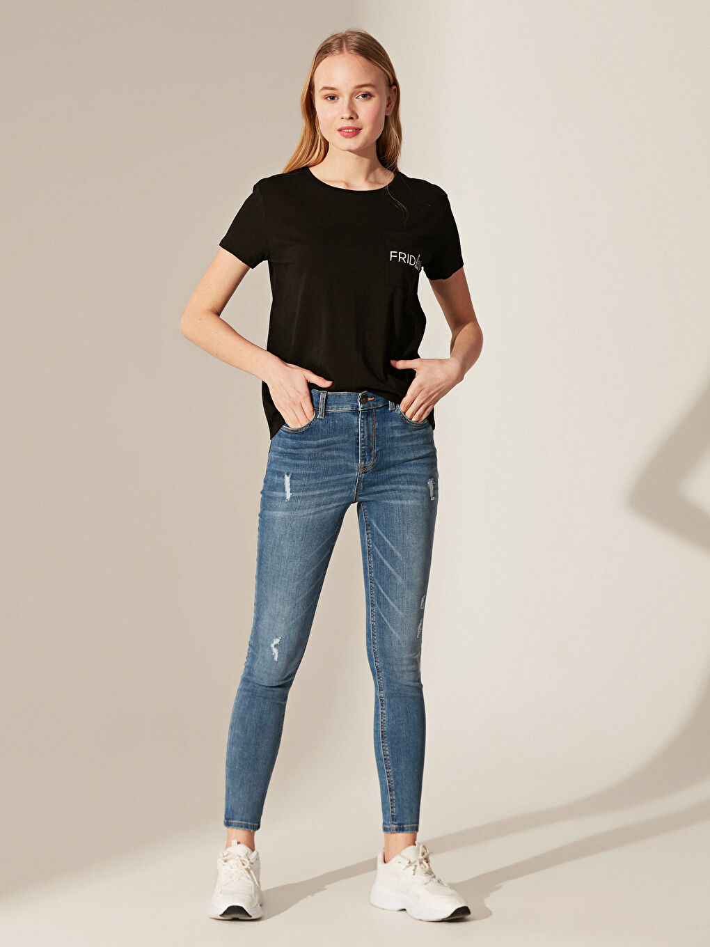 Футболка з круглим вирізом та коротким рукавом для жінок-1